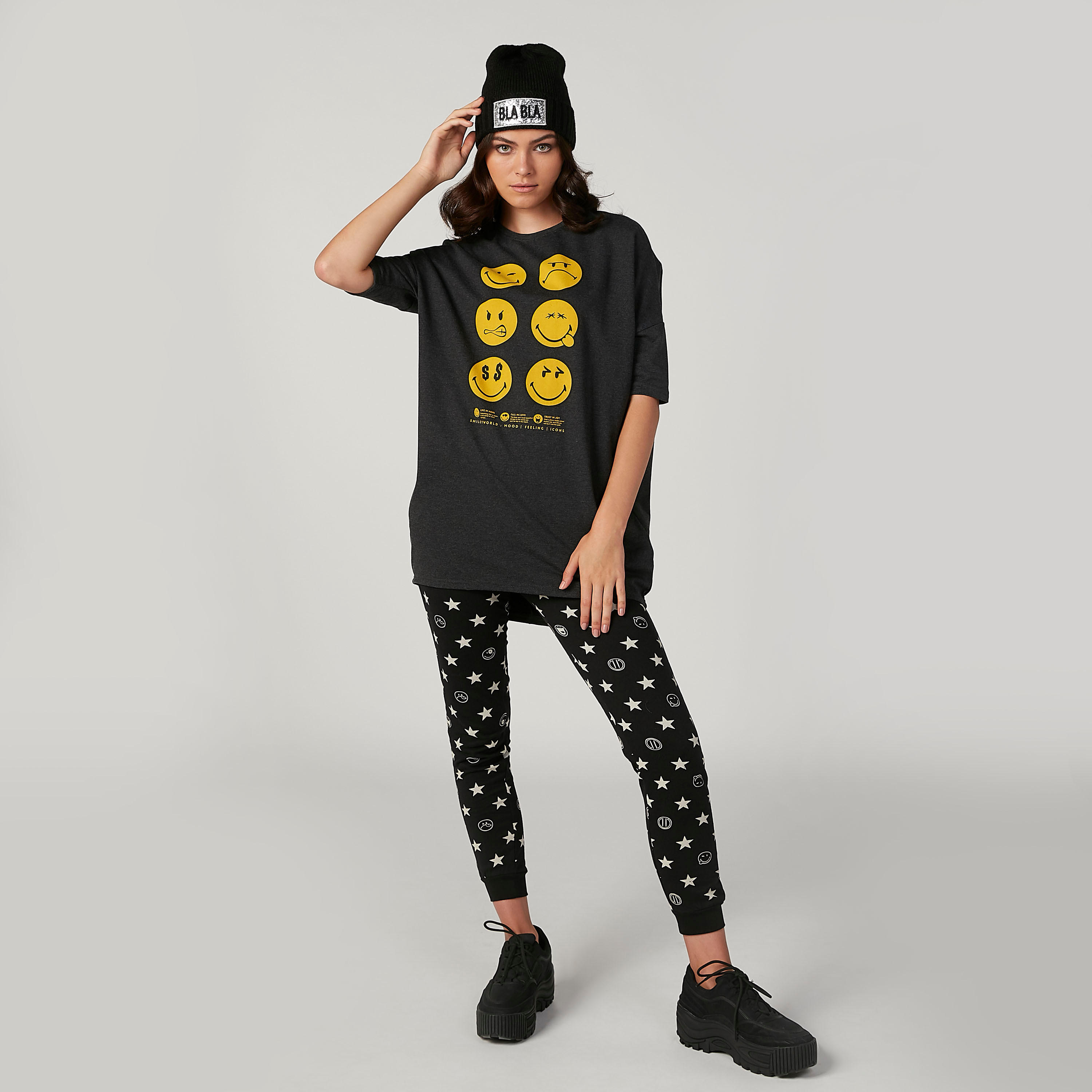 بلوزة مستدام فضفاضة سليم بياقة مستديرة وطبعات سمايلي وورلد-women-clothing-tshirts-image-2