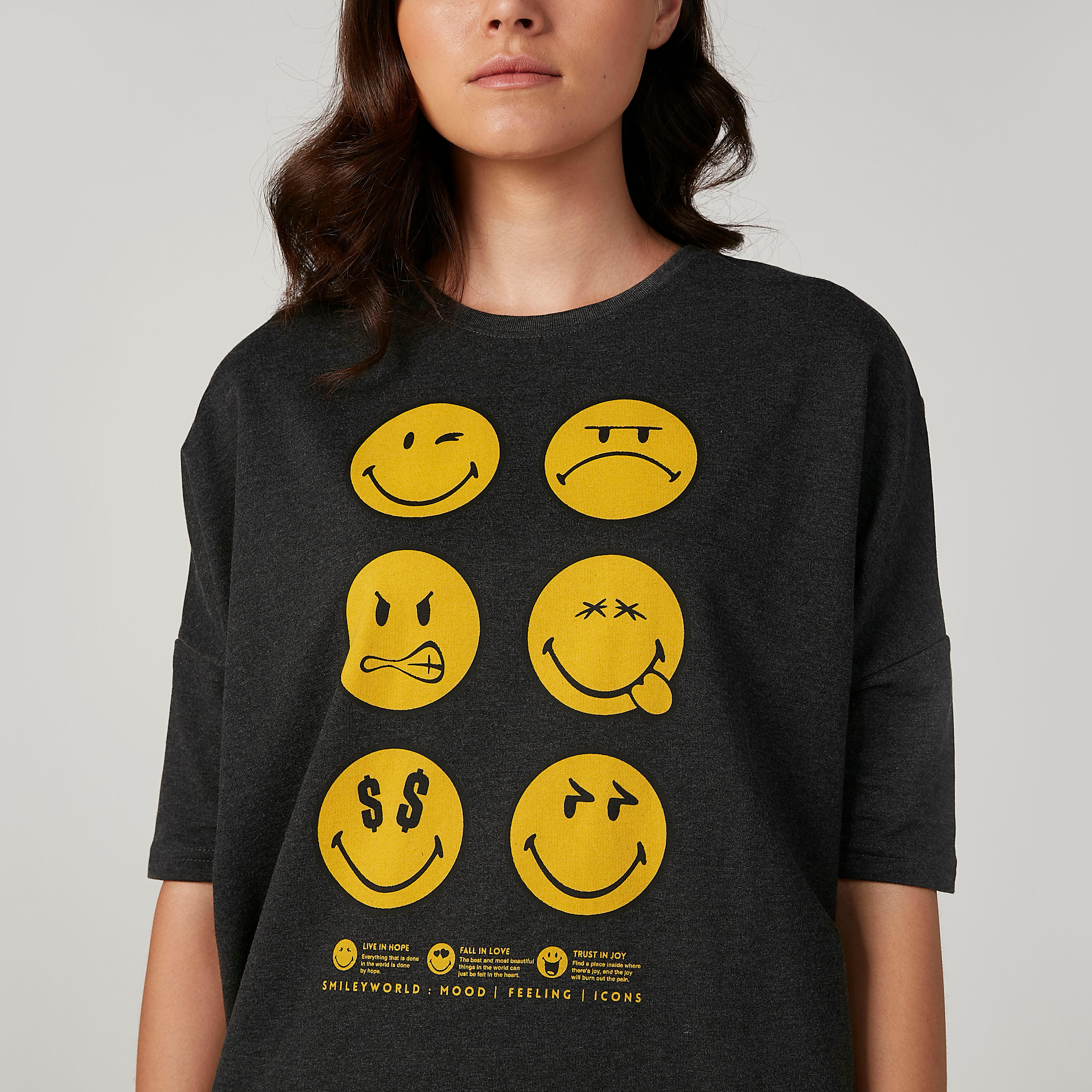 بلوزة مستدام فضفاضة سليم بياقة مستديرة وطبعات سمايلي وورلد-women-clothing-tshirts-image-3