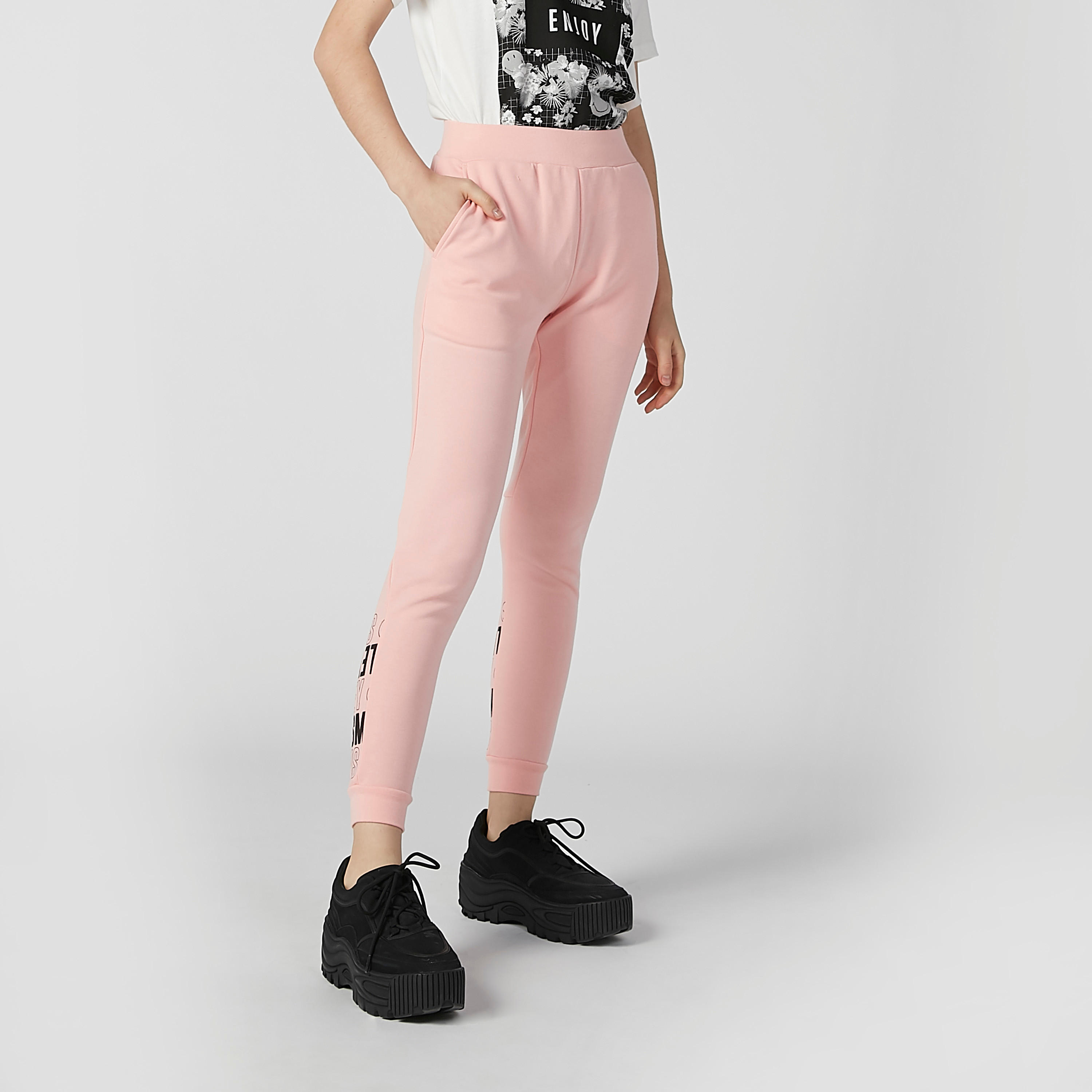 بنطال رياضي بقصّة سليم وجيوب وطبعات سمايلي وورلد-women-clothing-bottoms-joggers-image-1