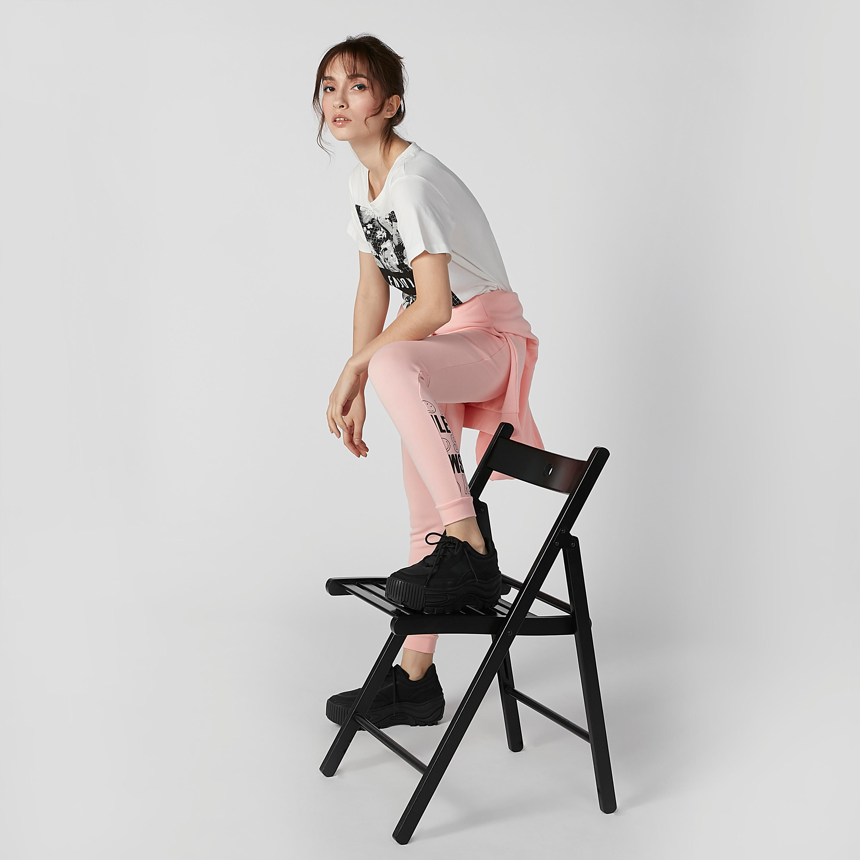 بنطال رياضي بقصّة سليم وجيوب وطبعات سمايلي وورلد-women-clothing-bottoms-joggers-image-2
