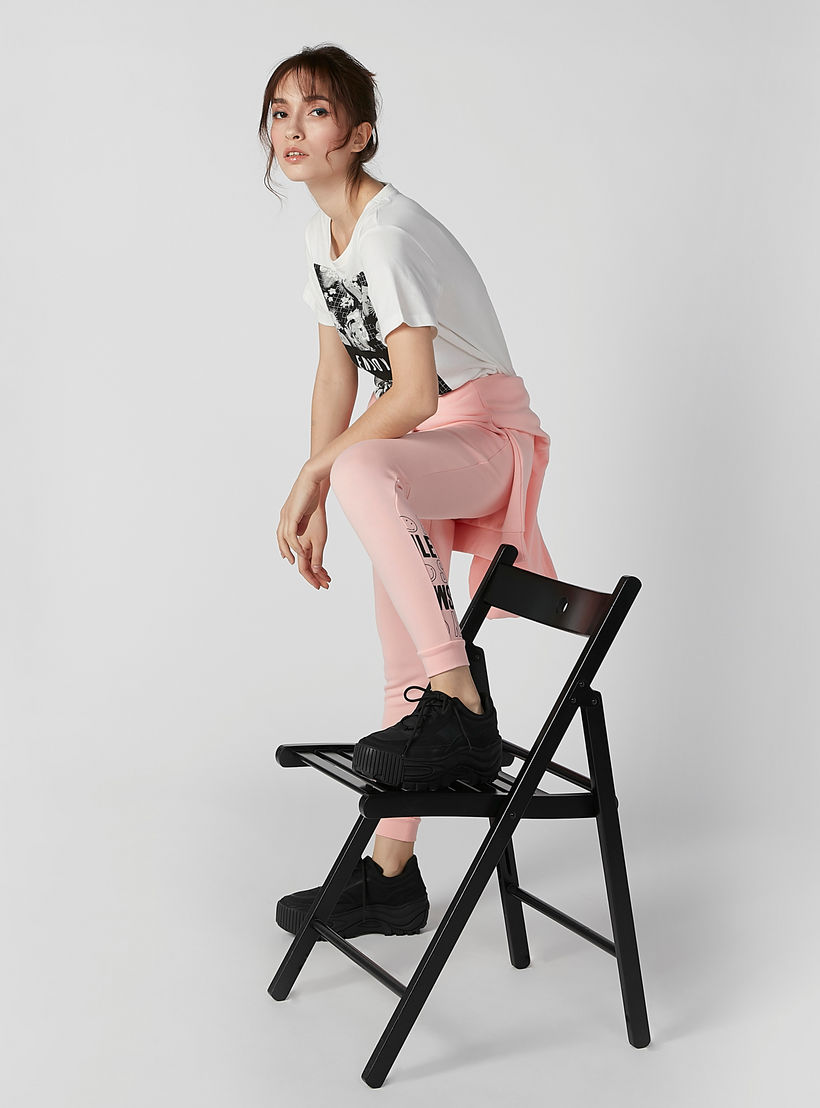 بنطال رياضي بقصّة سليم وجيوب وطبعات سمايلي وورلد-women-clothing-bottoms-joggers-image-2