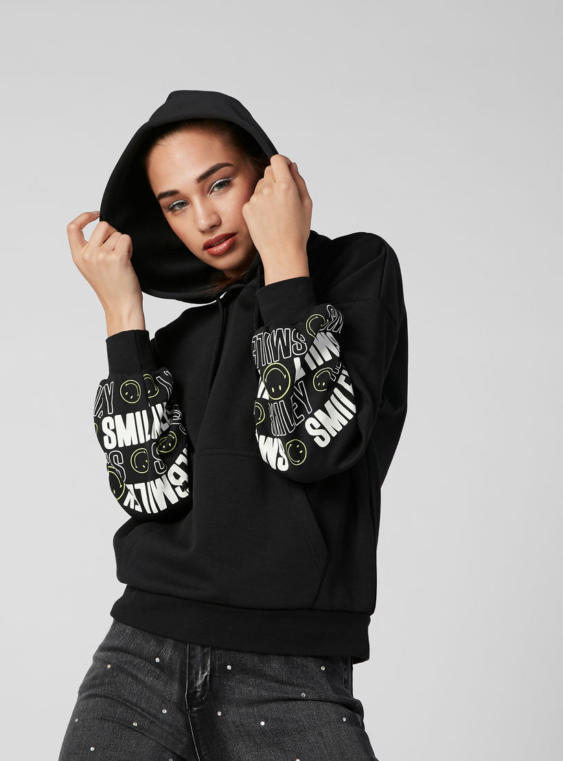 هودي بأكمام طويلة وجيوب كانجارو وطبعات سمايلي وورلد-women-winterwear-hoodiesandsweatshirts-hoodies-image-1