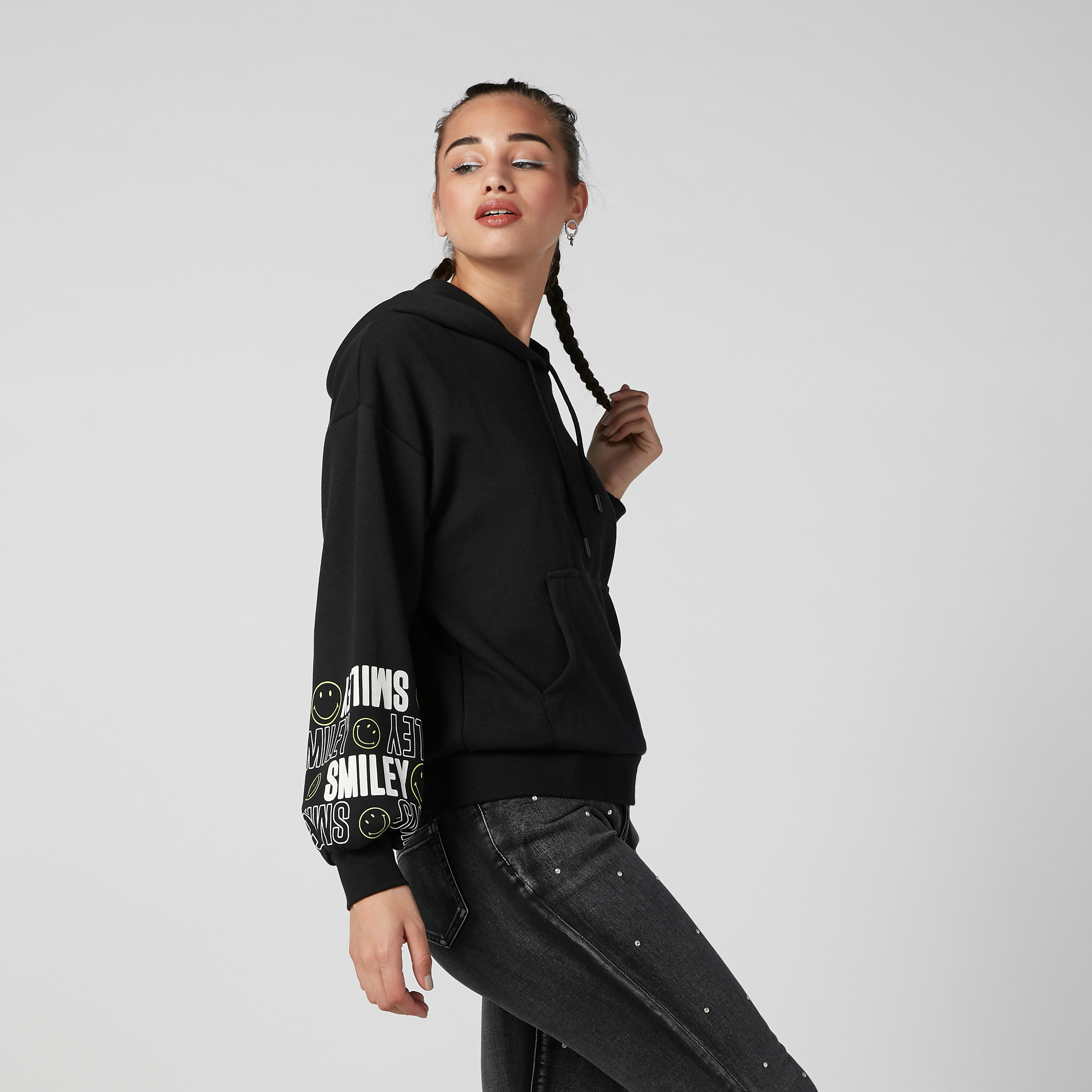 هودي بأكمام طويلة وجيوب كانجارو وطبعات سمايلي وورلد-women-winterwear-hoodiesandsweatshirts-hoodies-image-2