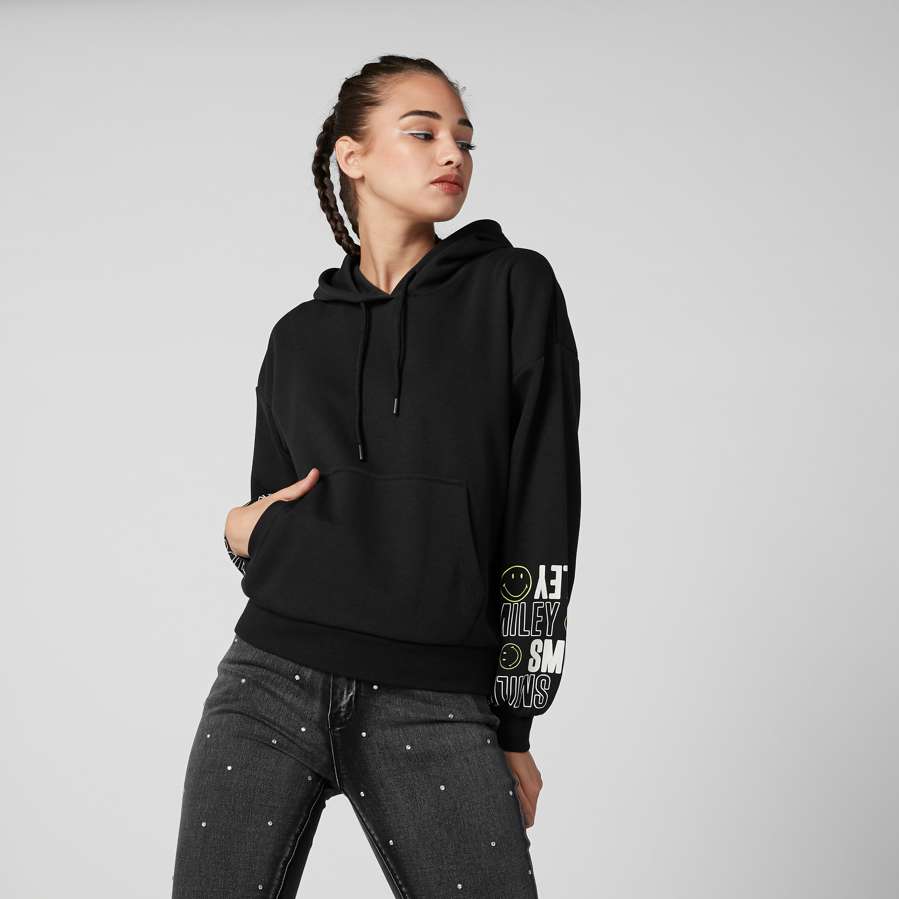 هودي بأكمام طويلة وجيوب كانجارو وطبعات سمايلي وورلد-women-winterwear-hoodiesandsweatshirts-hoodies-image-3
