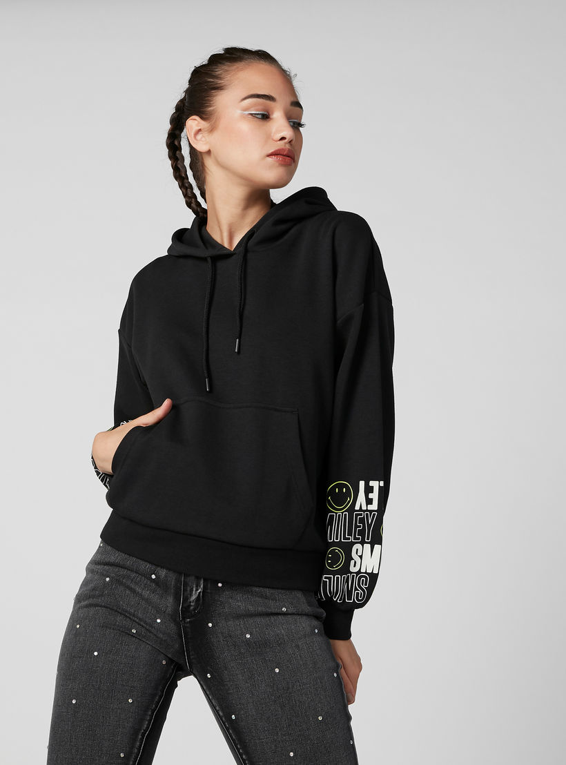 هودي بأكمام طويلة وجيوب كانجارو وطبعات سمايلي وورلد-women-winterwear-hoodiesandsweatshirts-hoodies-image-3