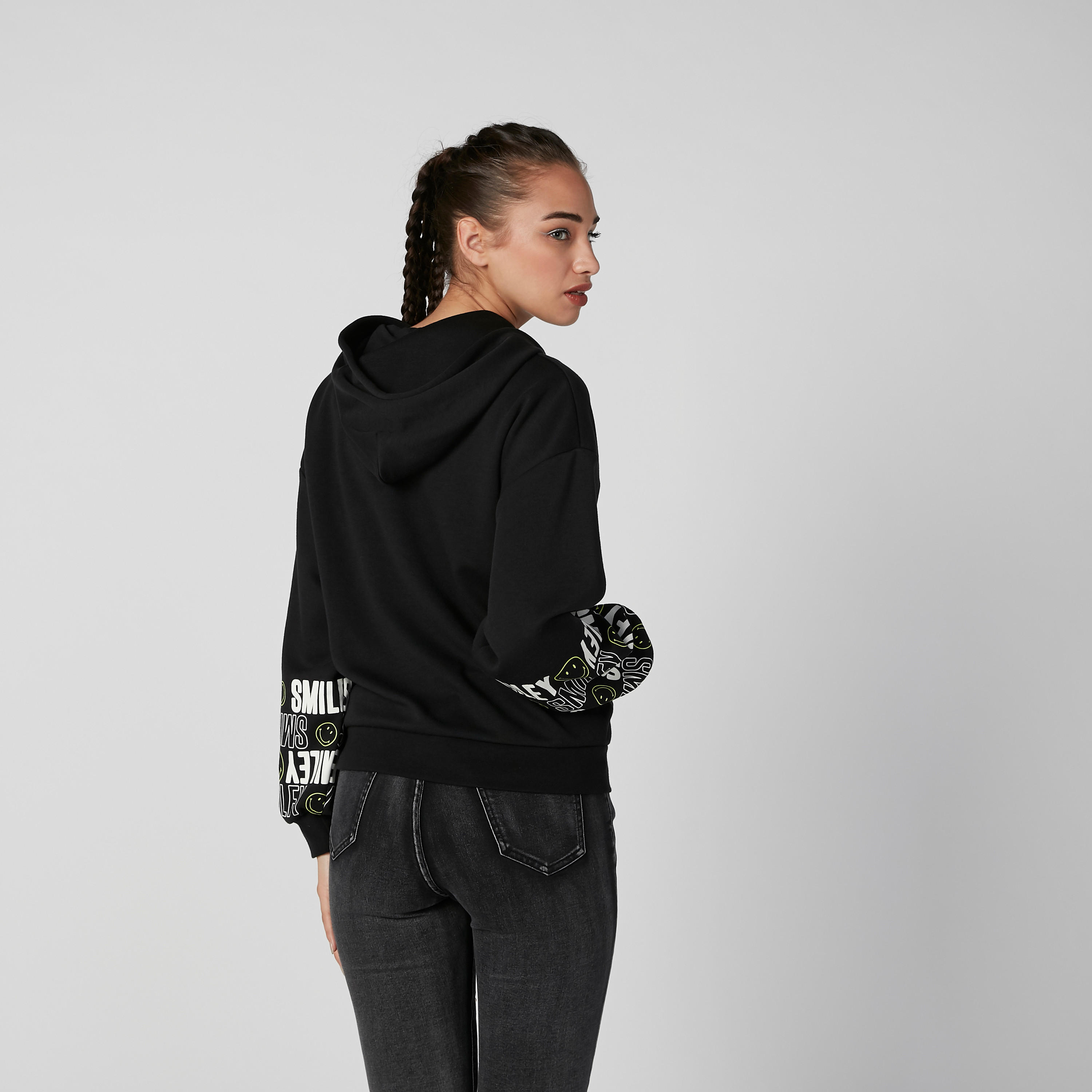 هودي بأكمام طويلة وجيوب كانجارو وطبعات سمايلي وورلد-women-winterwear-hoodiesandsweatshirts-hoodies-image-6