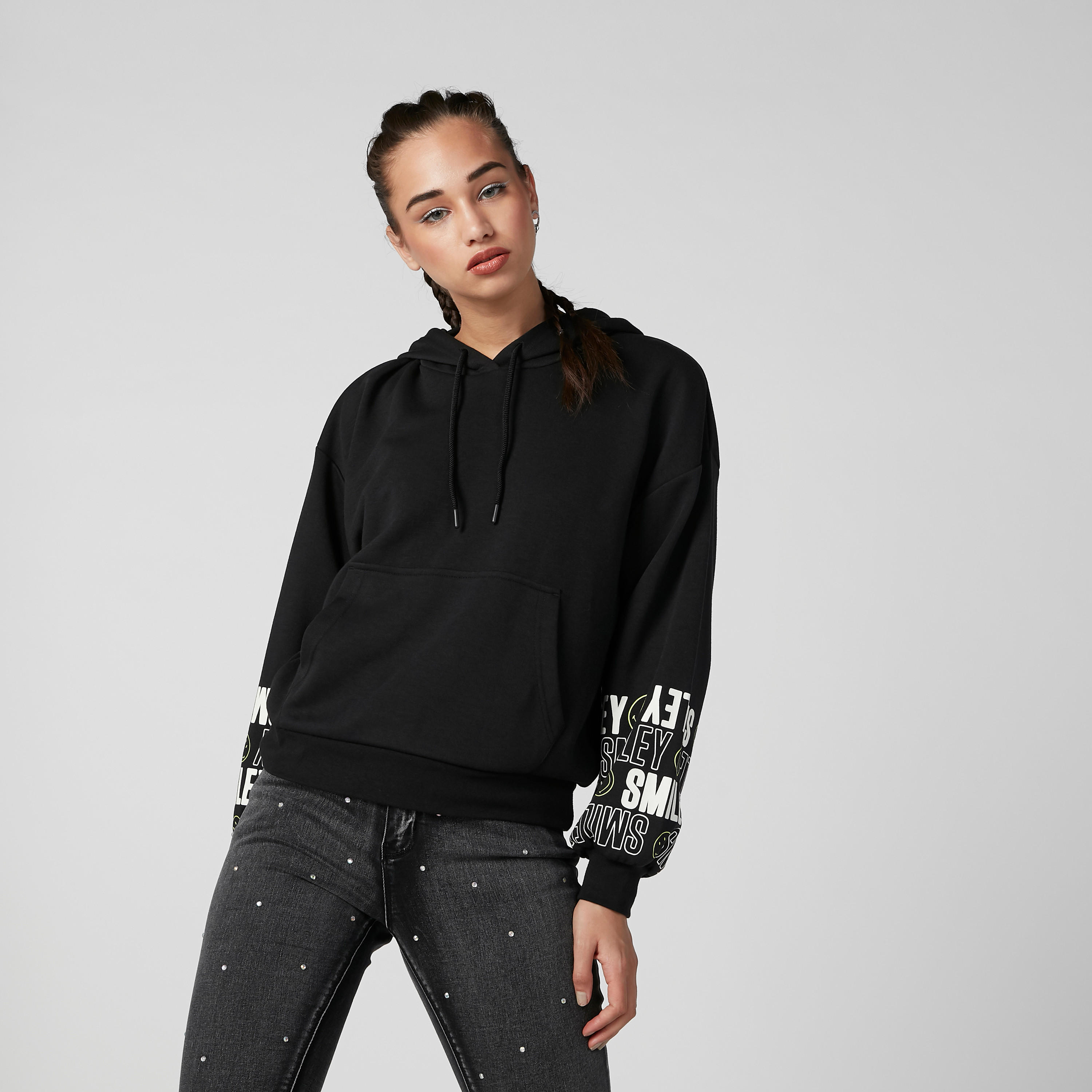 هودي بأكمام طويلة وجيوب كانجارو وطبعات سمايلي وورلد-women-winterwear-hoodiesandsweatshirts-hoodies-image-7