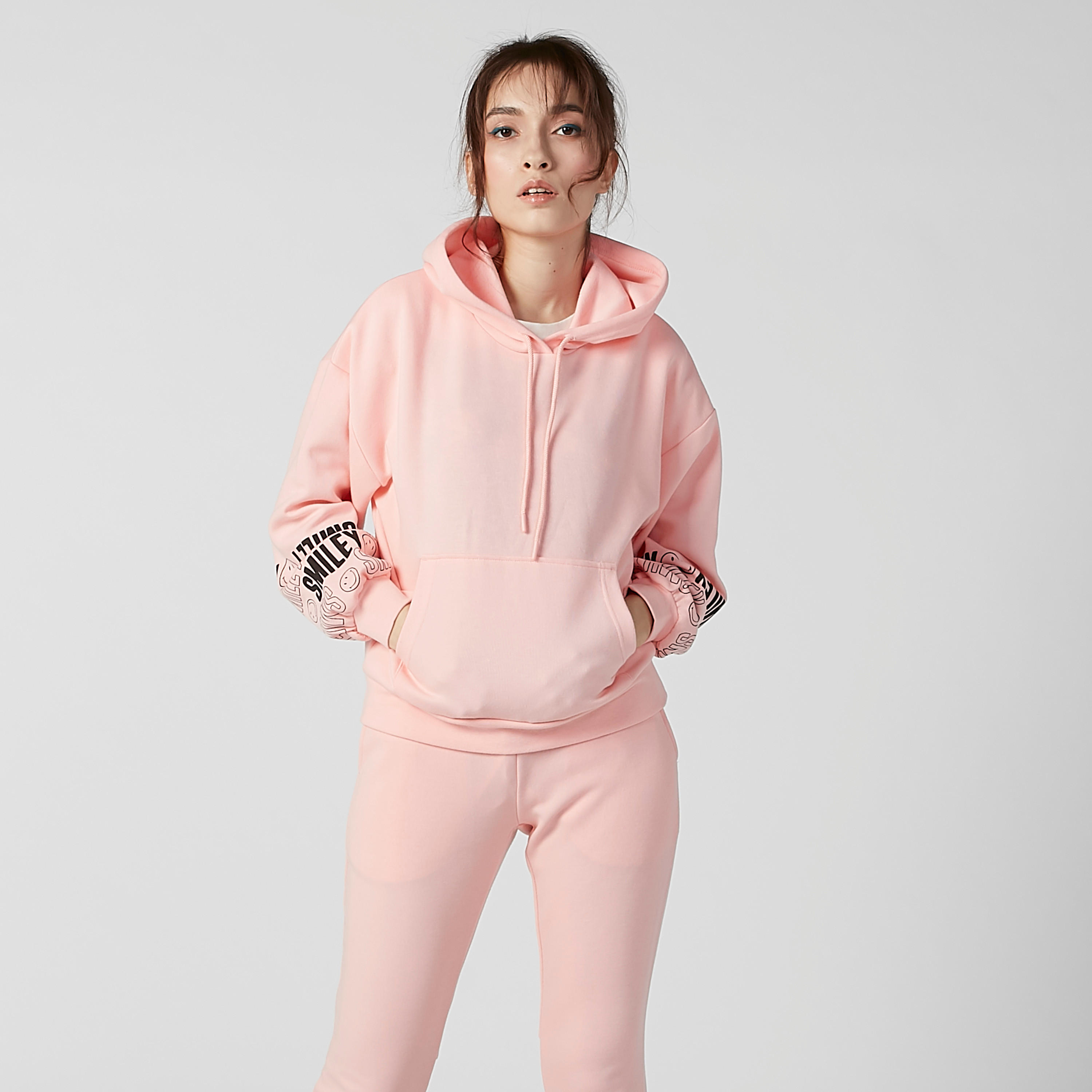 هودي بأكمام طويلة وجيوب كانجارو وطبعات سمايلي وورلد-women-winterwear-hoodiesandsweatshirts-hoodies-image-1