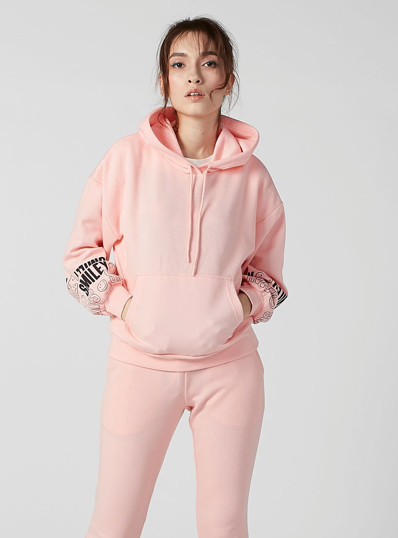 هودي بأكمام طويلة وجيوب كانجارو وطبعات سمايلي وورلد-women-winterwear-hoodiesandsweatshirts-hoodies-image-1