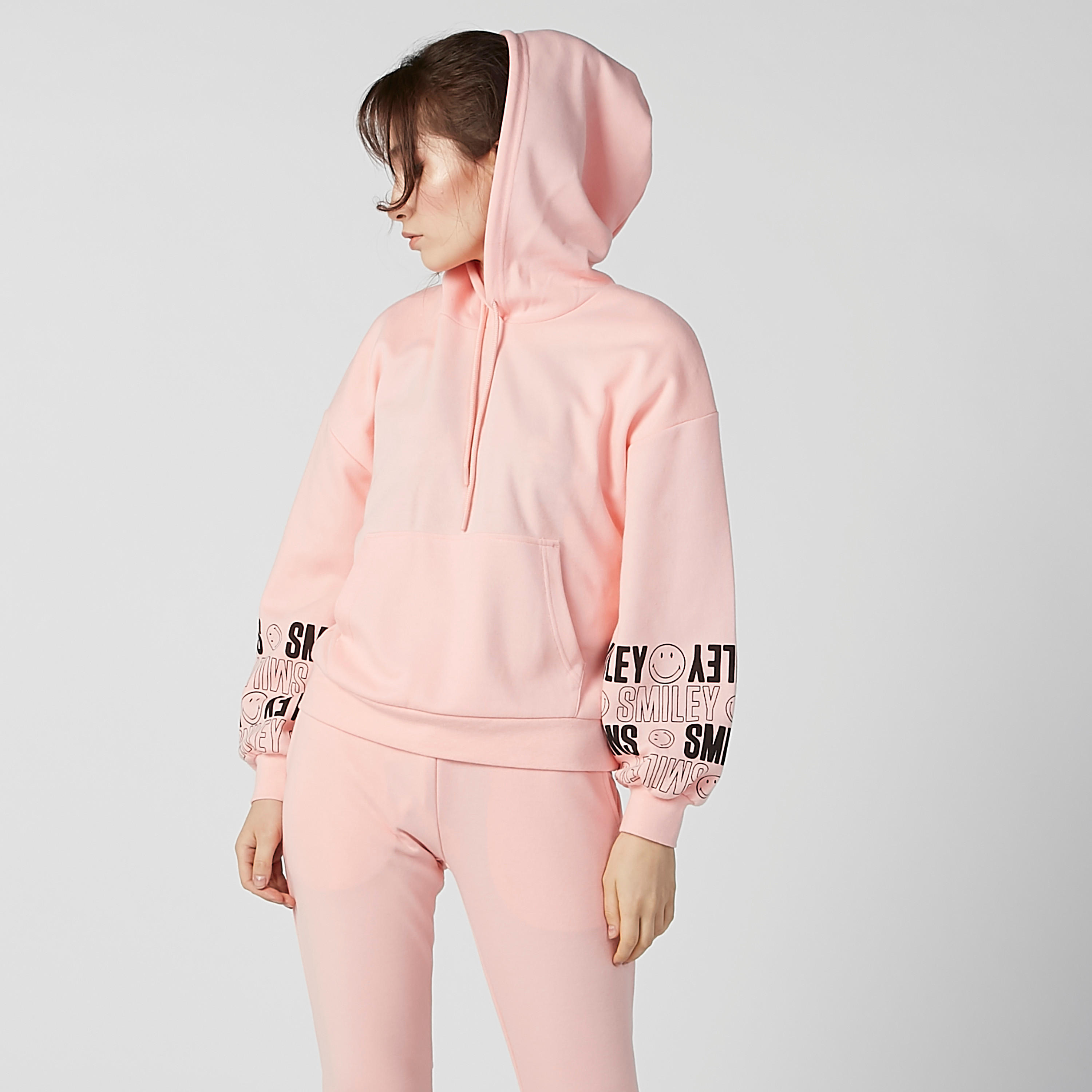 هودي بأكمام طويلة وجيوب كانجارو وطبعات سمايلي وورلد-women-winterwear-hoodiesandsweatshirts-hoodies-image-3
