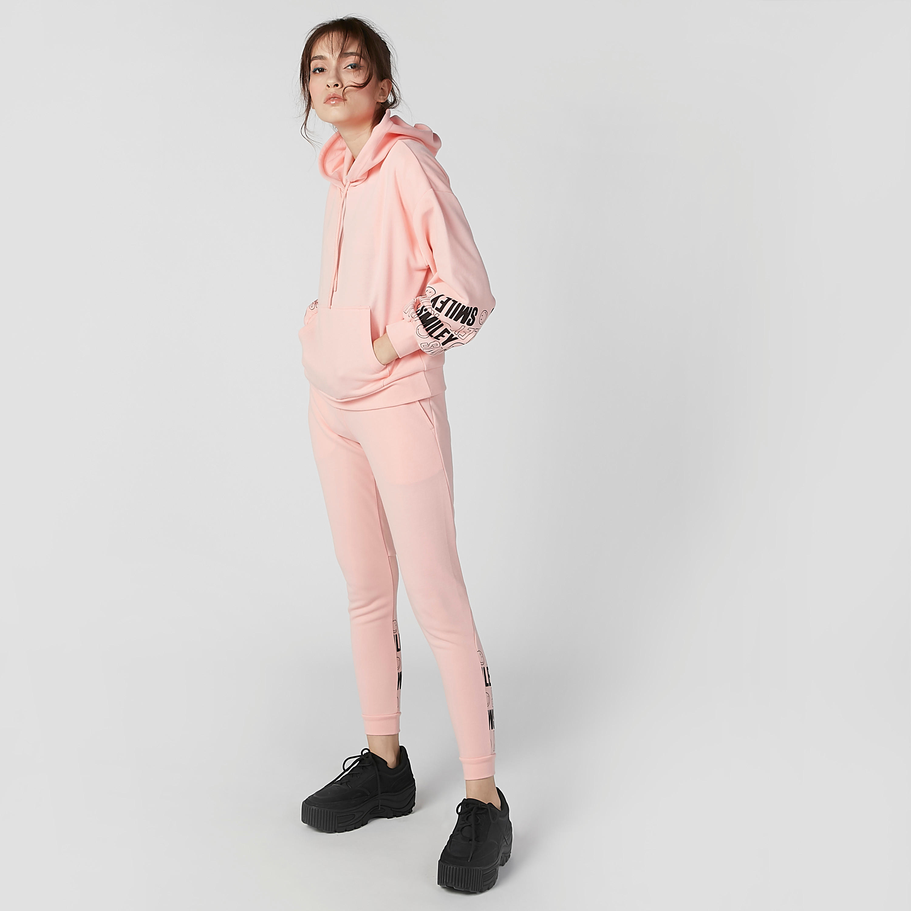 هودي بأكمام طويلة وجيوب كانجارو وطبعات سمايلي وورلد-women-winterwear-hoodiesandsweatshirts-hoodies-image-2