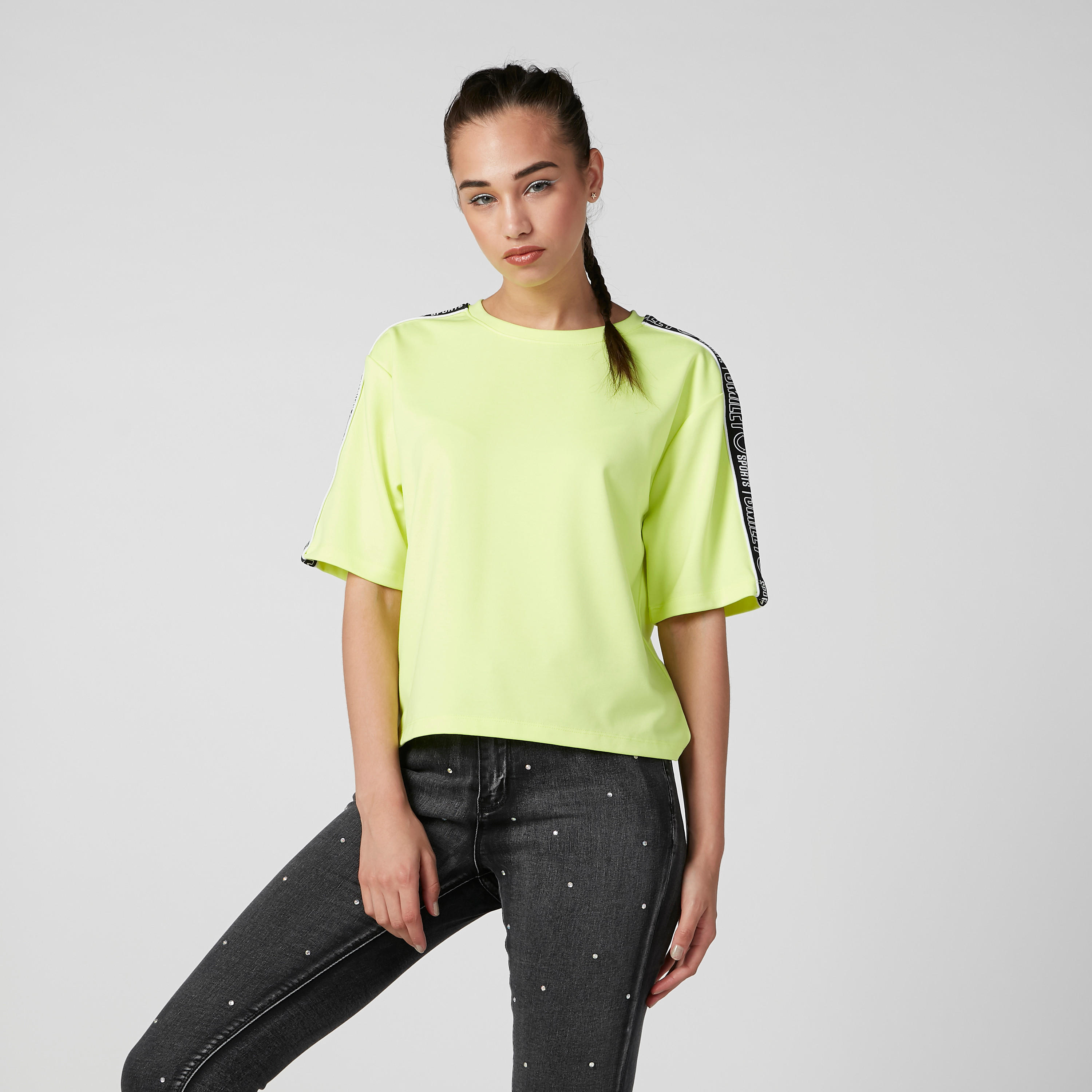 تيشيرت بياقة مستديرة وشريطة بطبعات من سمايلي وورلد-women-clothing-tshirts-image-2