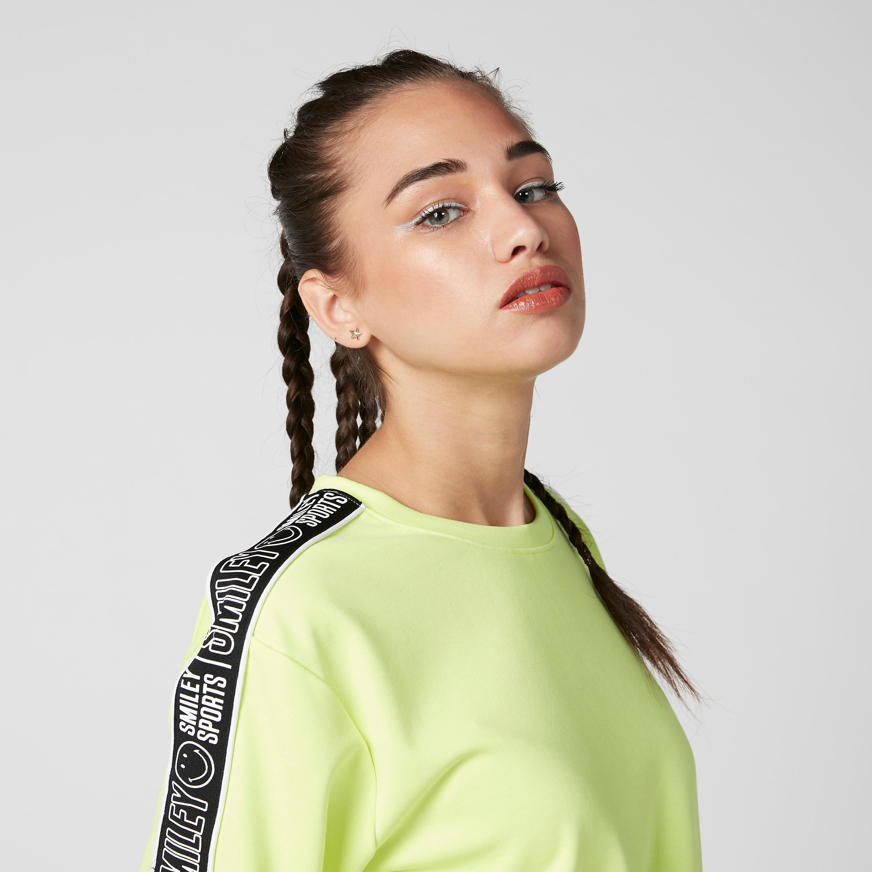 تيشيرت بياقة مستديرة وشريطة بطبعات من سمايلي وورلد-women-clothing-tshirts-image-3