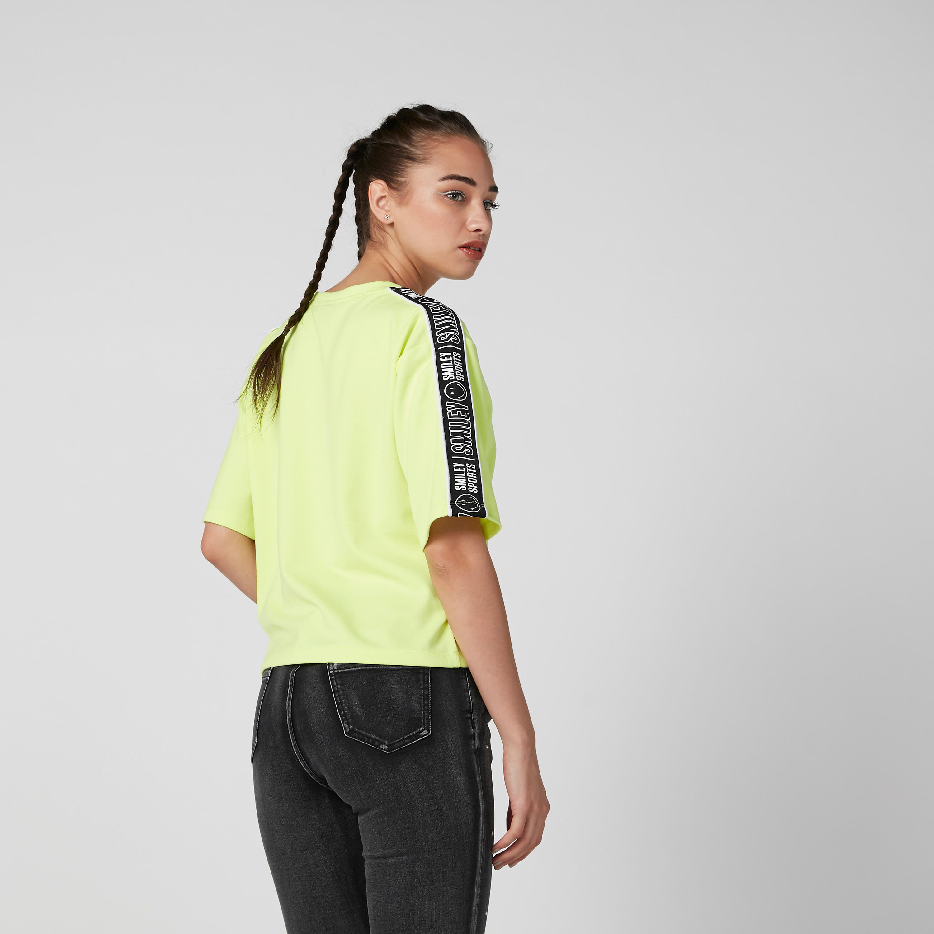 تيشيرت بياقة مستديرة وشريطة بطبعات من سمايلي وورلد-women-clothing-tshirts-image-4