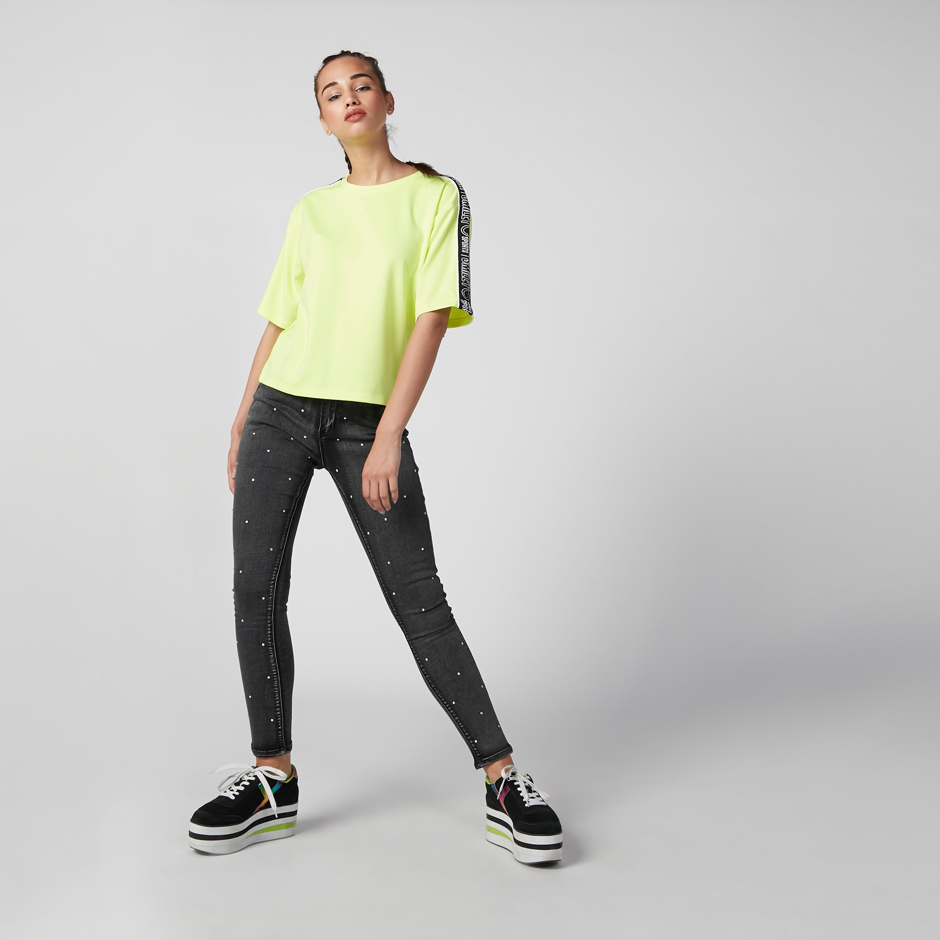 تيشيرت بياقة مستديرة وشريطة بطبعات من سمايلي وورلد-women-clothing-tshirts-image-5