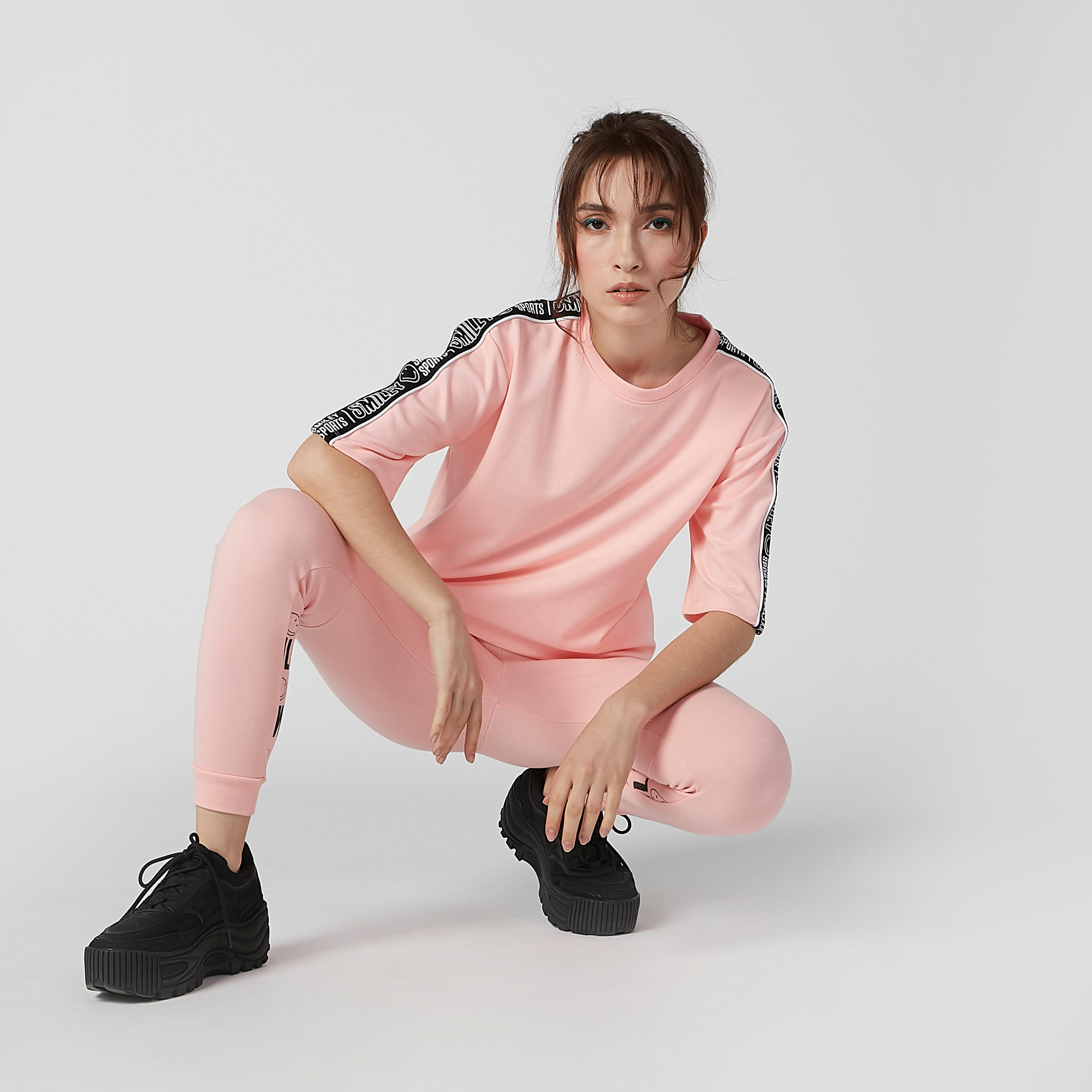 تيشيرت بقصّة سكيني وأكمام قصيرة وشريطة من سمايلي وورلد-women-clothing-tshirts-image-1