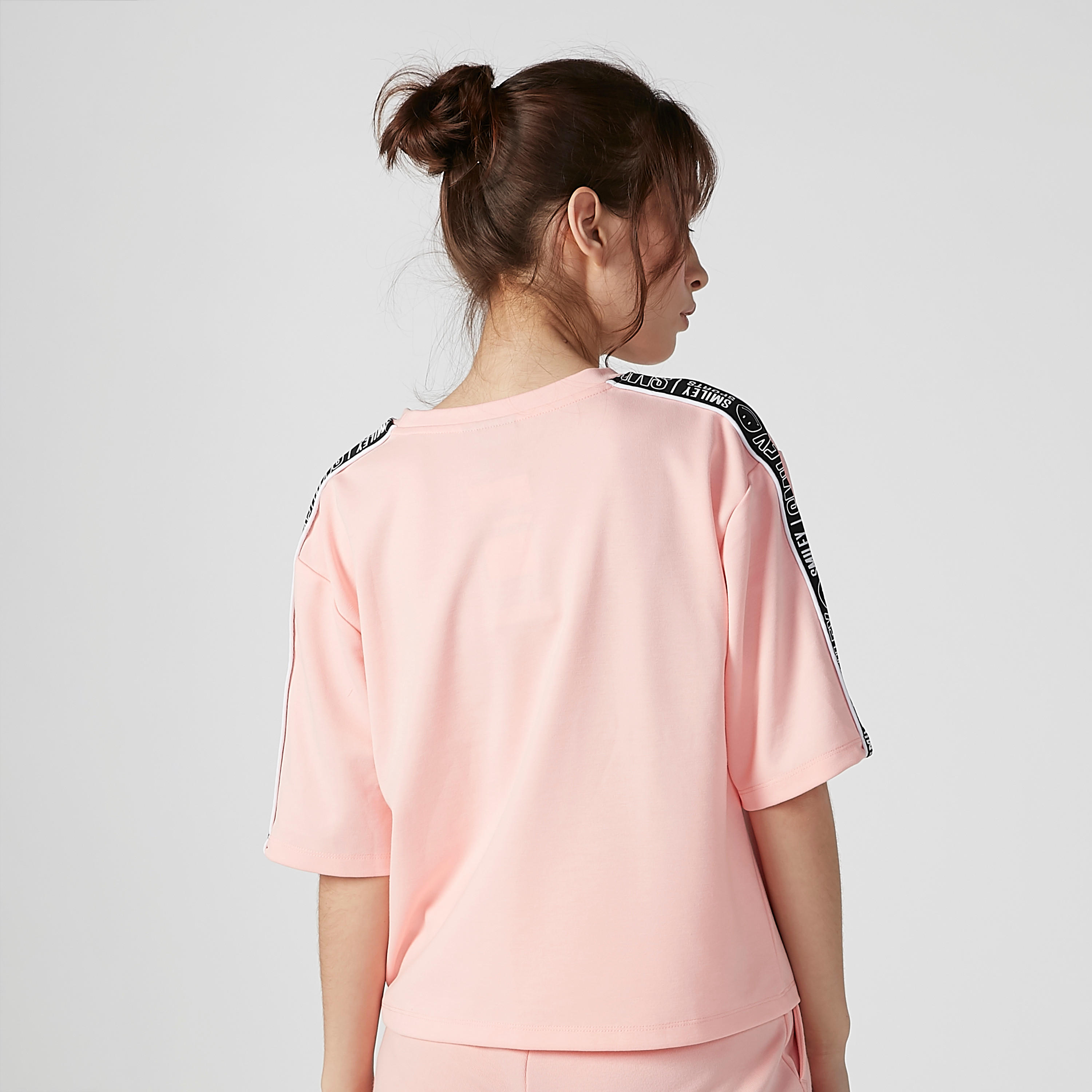 تيشيرت بقصّة سكيني وأكمام قصيرة وشريطة من سمايلي وورلد-women-clothing-tshirts-image-2