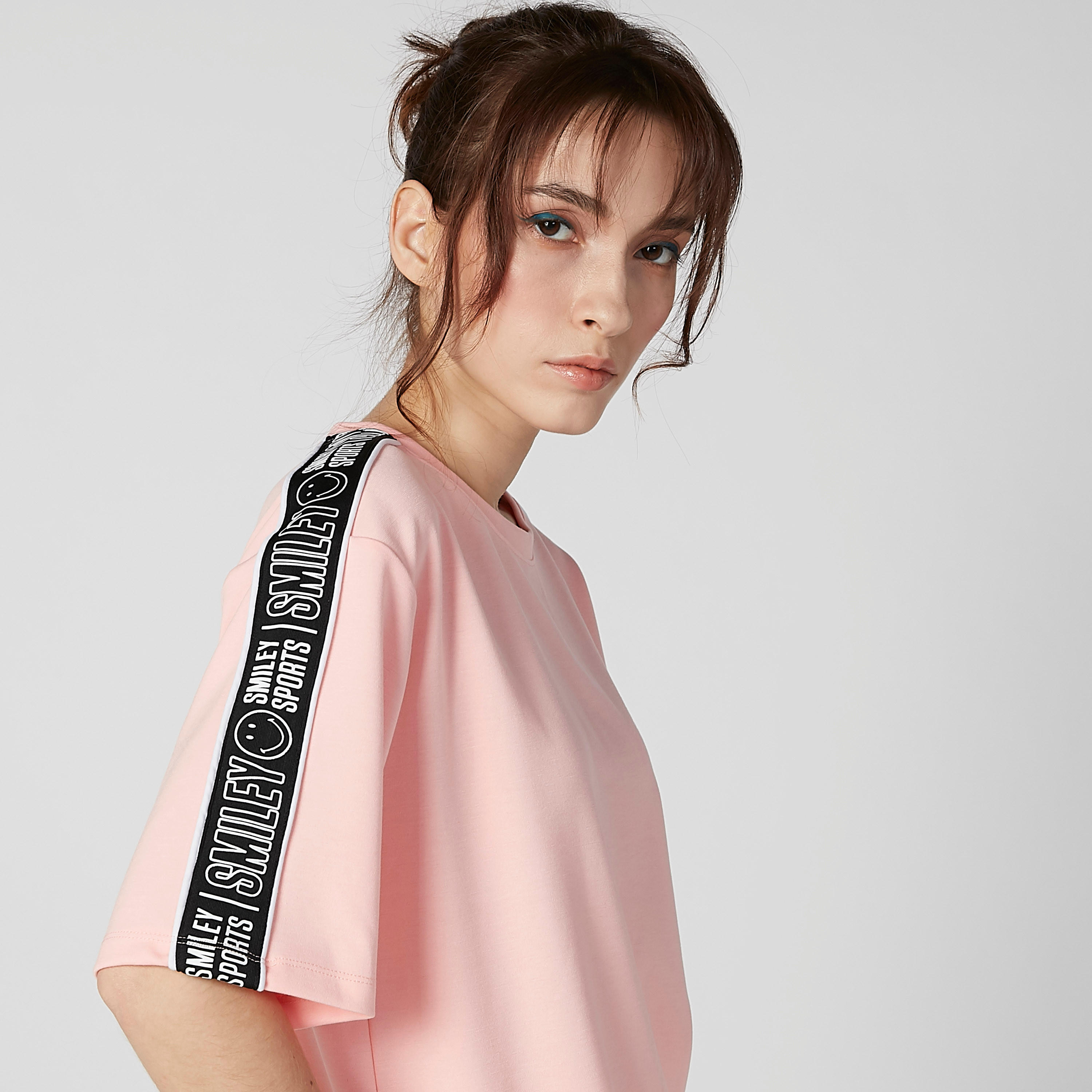 تيشيرت بقصّة سكيني وأكمام قصيرة وشريطة من سمايلي وورلد-women-clothing-tshirts-image-3