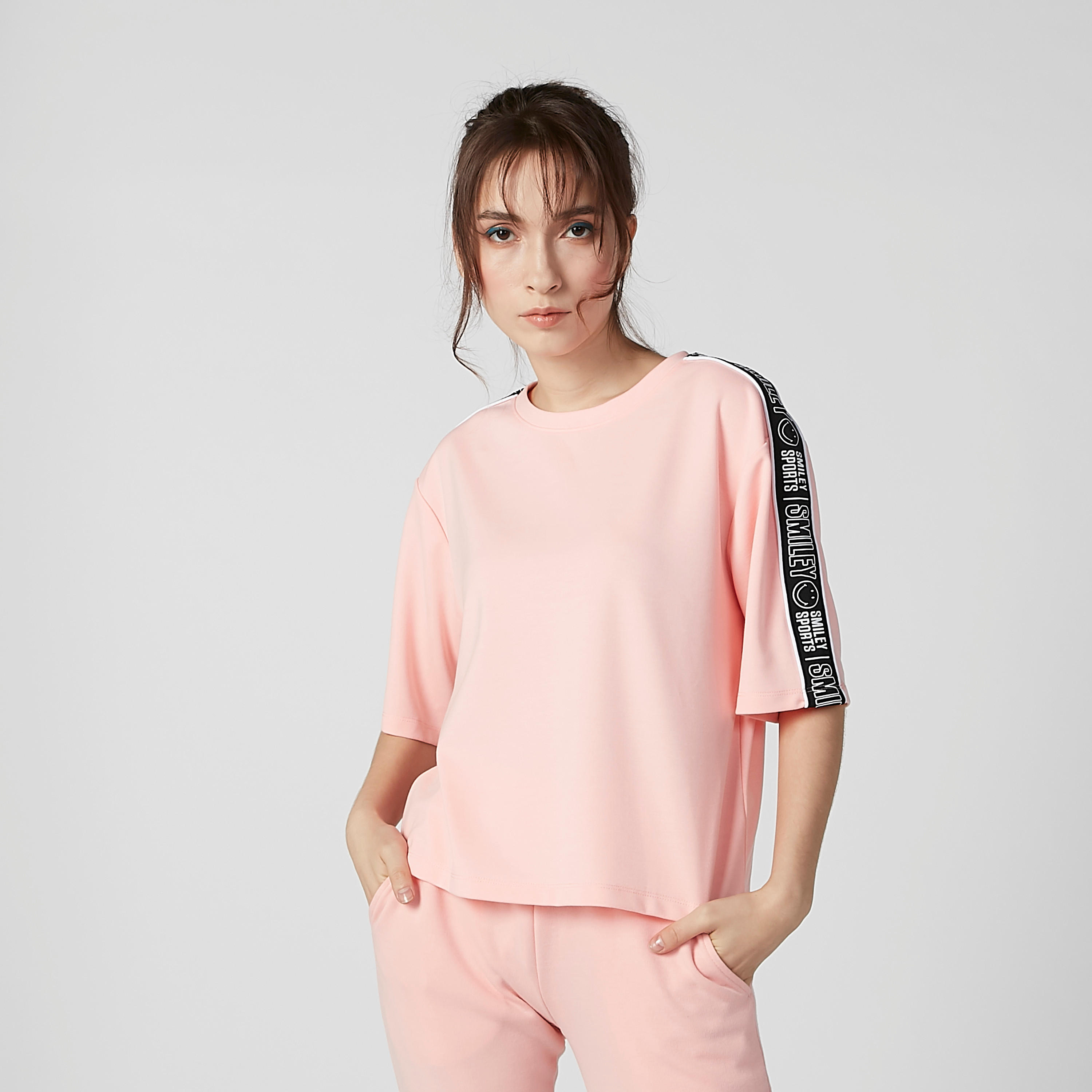 تيشيرت بقصّة سكيني وأكمام قصيرة وشريطة من سمايلي وورلد-women-clothing-tshirts-image-4