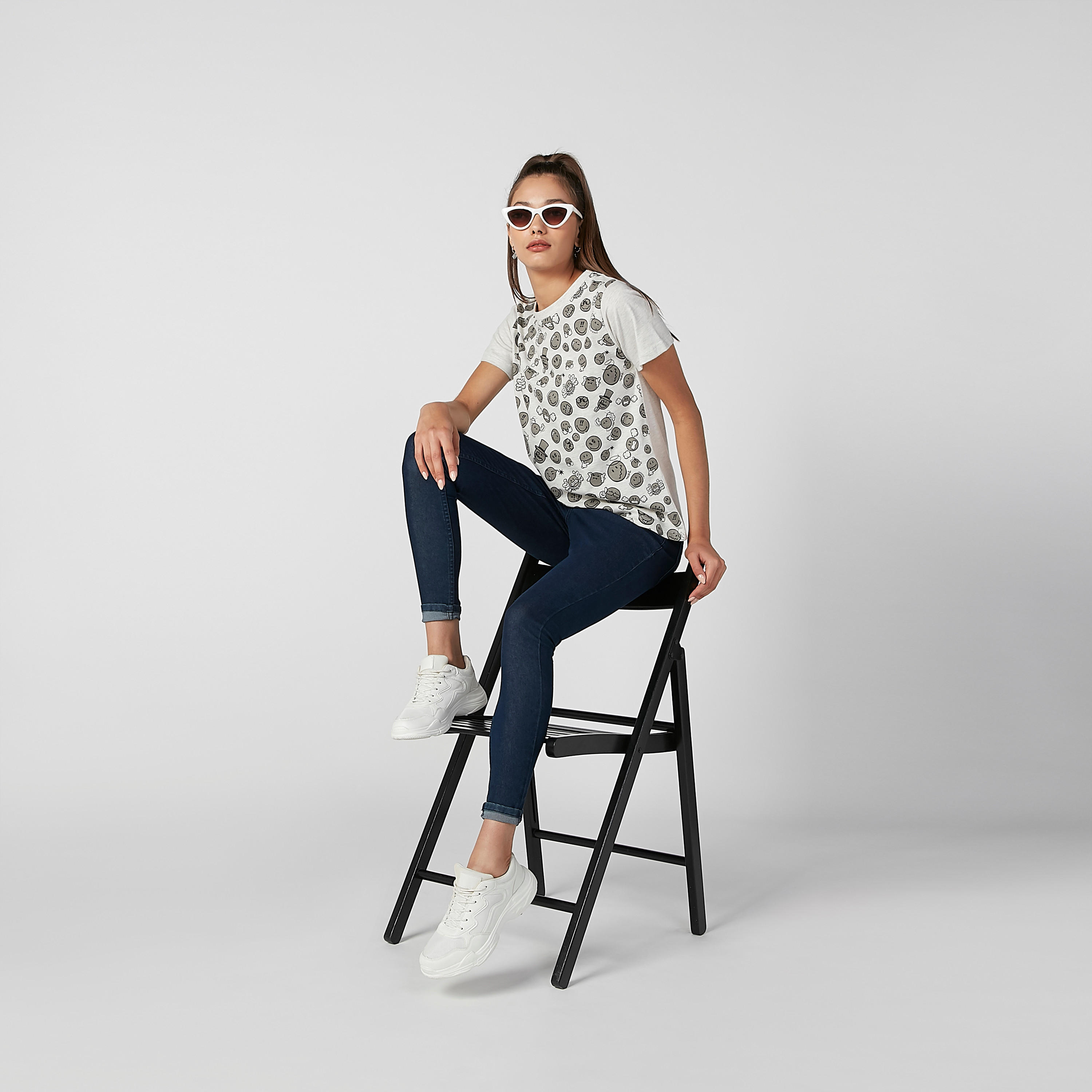 تيشيرت مستدام بياقة مستديرة وطبعات سمايلي وورلد -women-clothing-tshirts-image-4