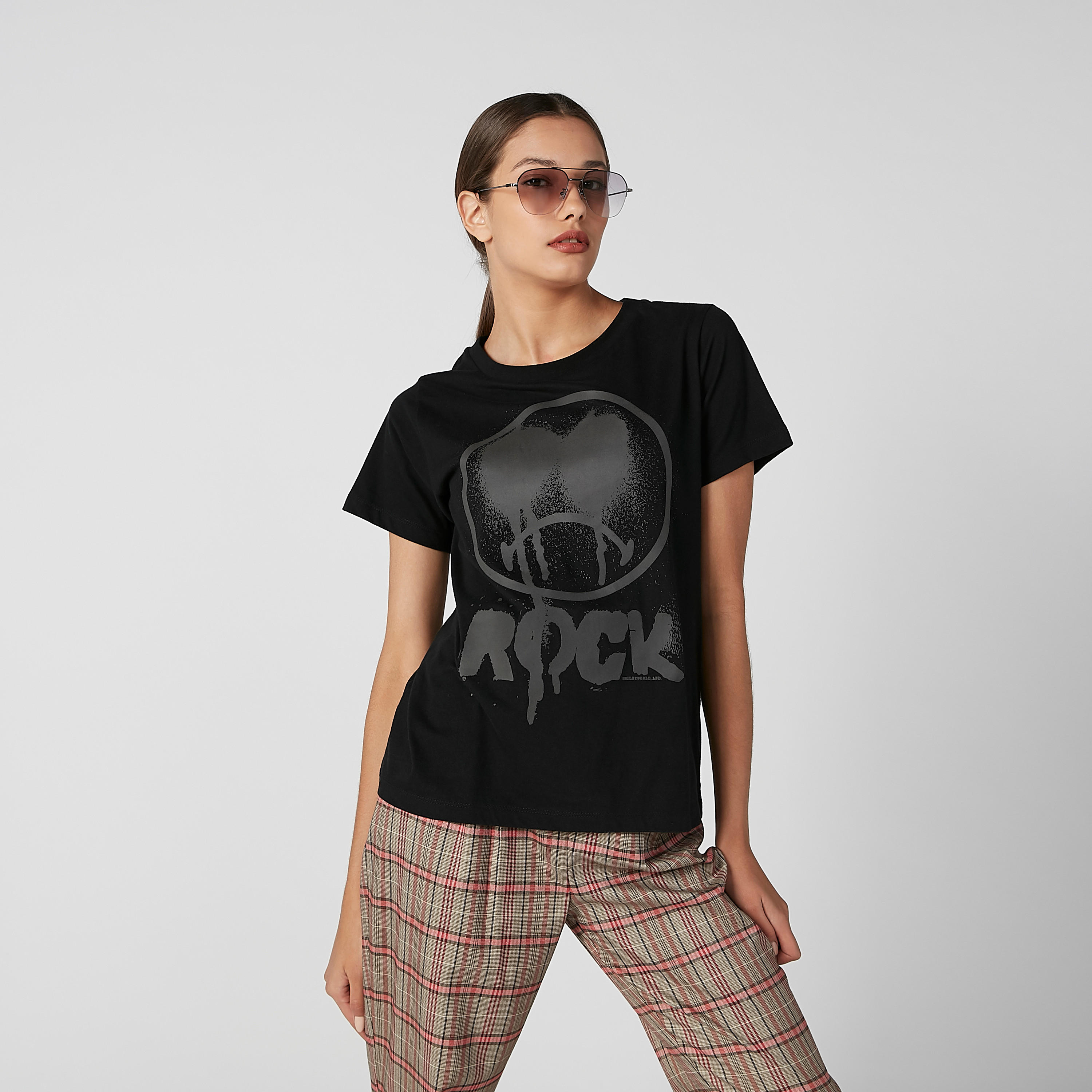 تيشيرت مستدام بياقة مستديرة وطبعات سمايلي وورلد -women-clothing-tshirts-image-2