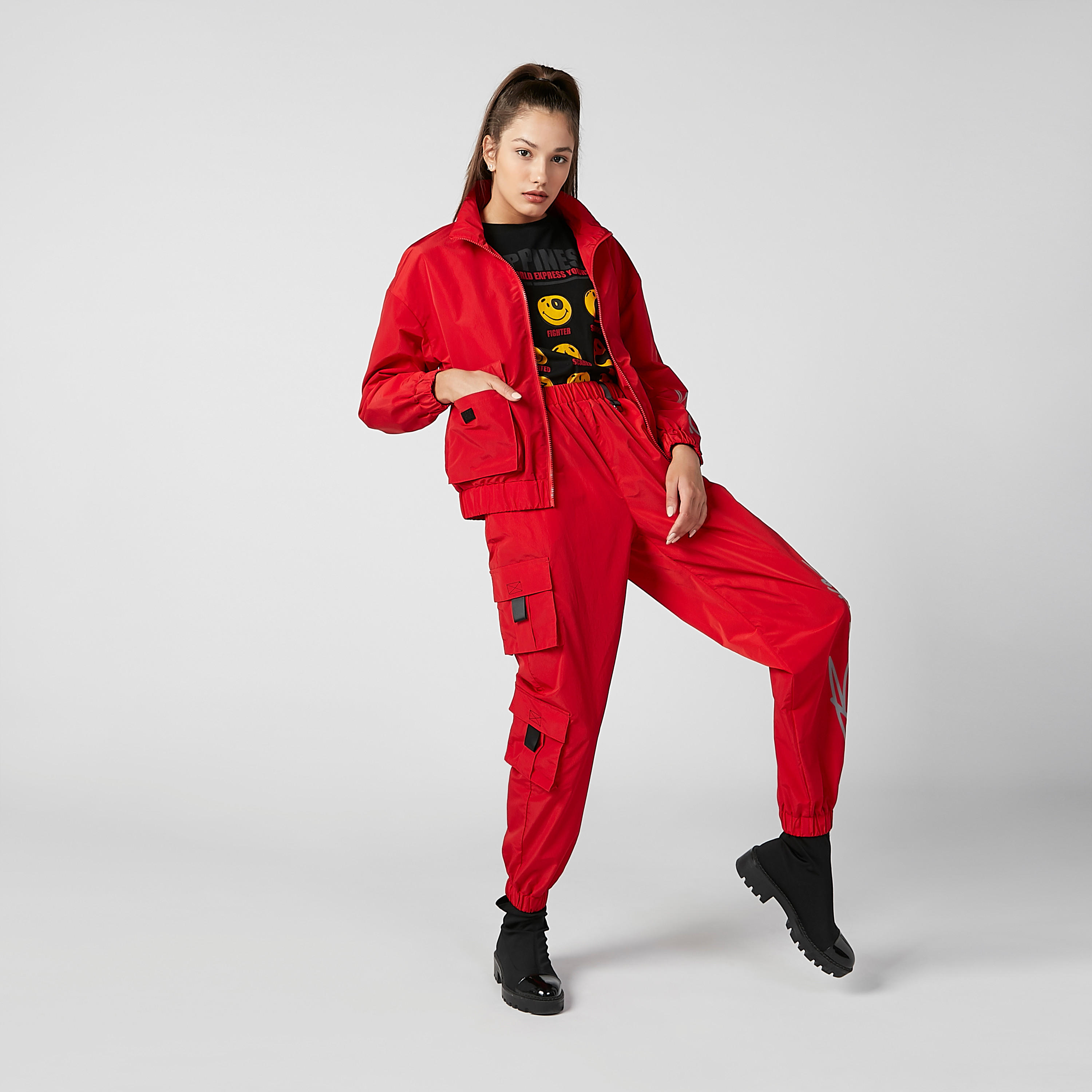 تيشيرت مستدام بياقة مستديرة وطبعات سمايلي وورلد-women-clothing-tshirts-image-3