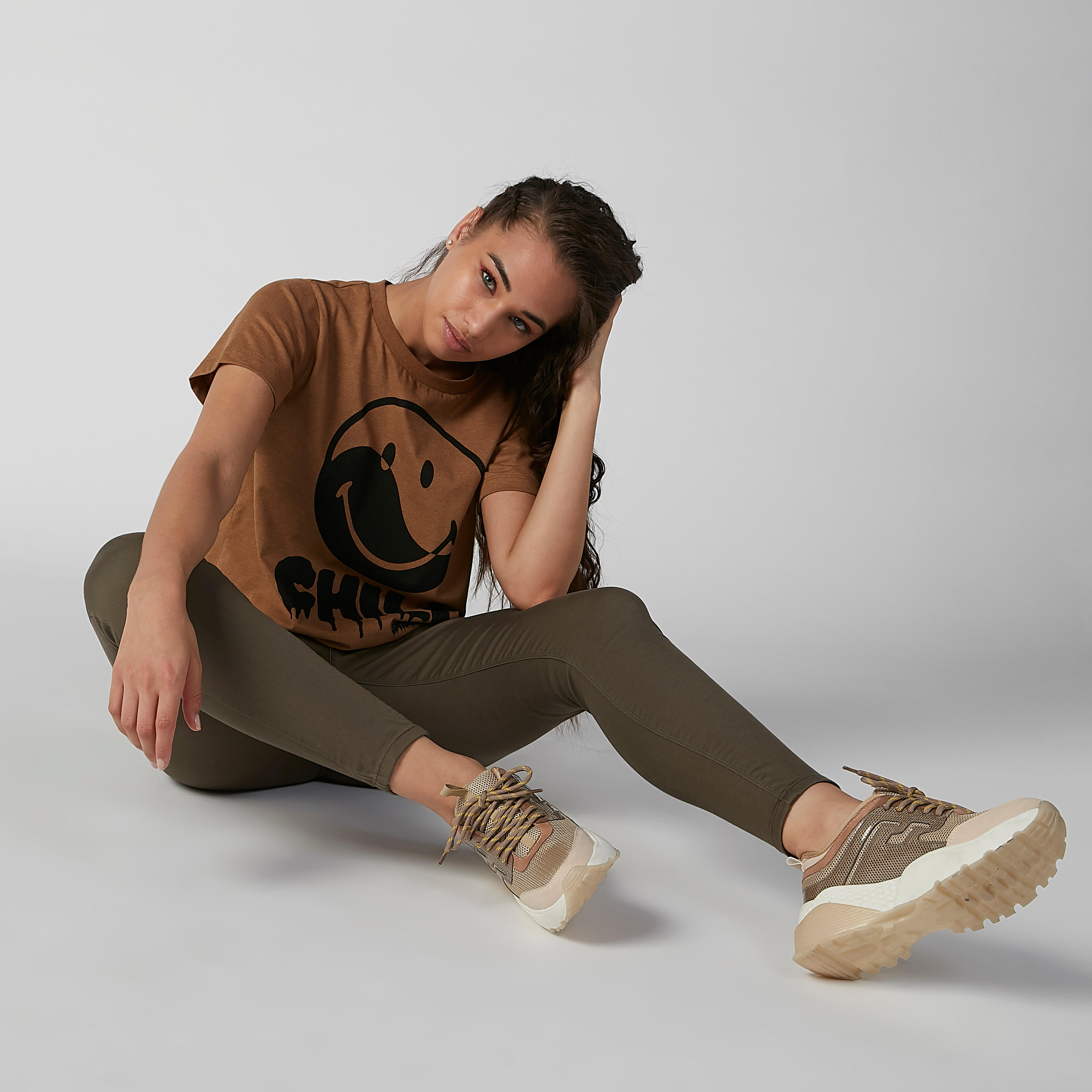 تيشيرت مستدام بياقة مستديرة وطبعات سمايلي وورلد-women-clothing-tshirts-image-1