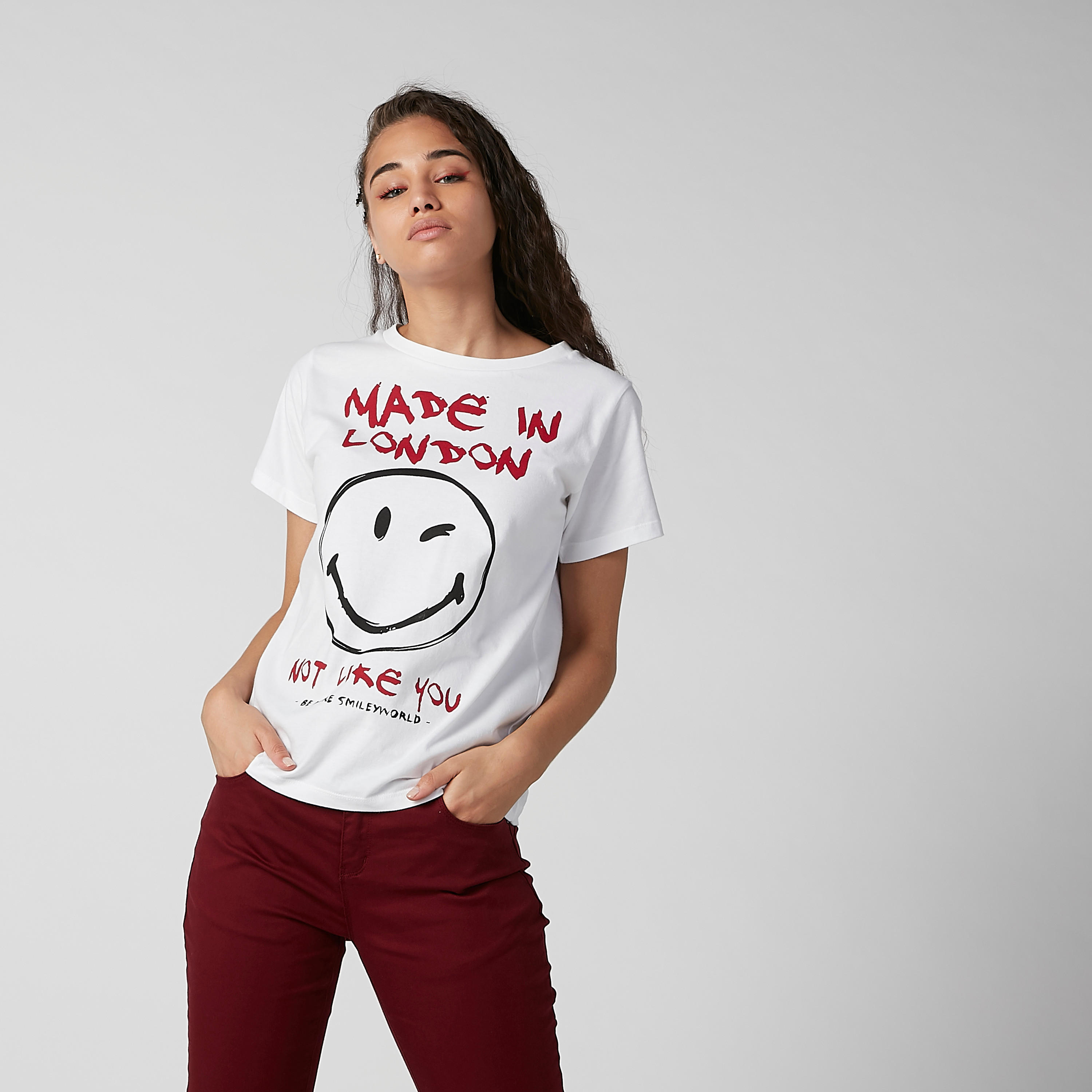 تيشيرت مستدام بياقة مستديرة وطبعات سمايلي وورلد-women-clothing-tshirts-image-1