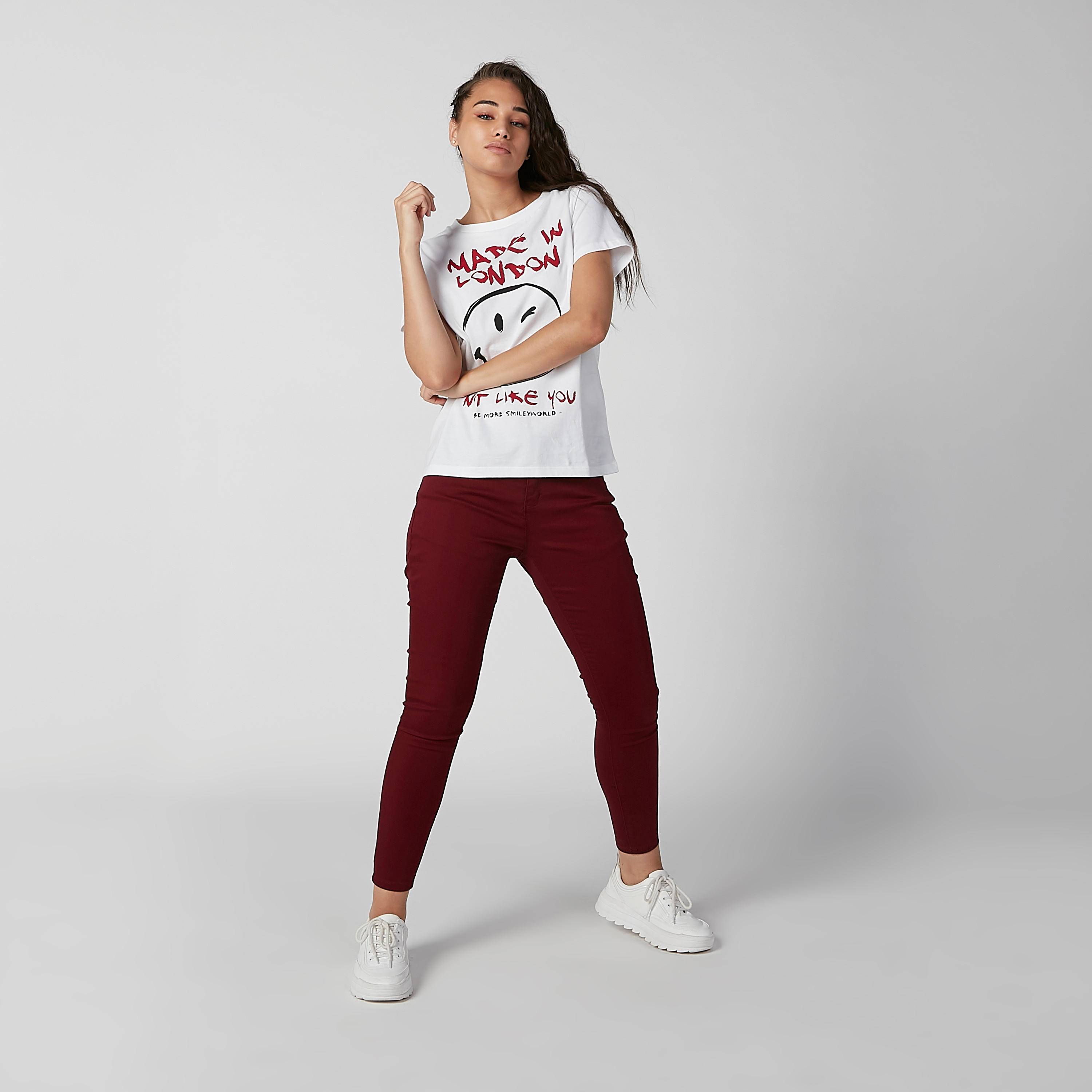 تيشيرت مستدام بياقة مستديرة وطبعات سمايلي وورلد-women-clothing-tshirts-image-2