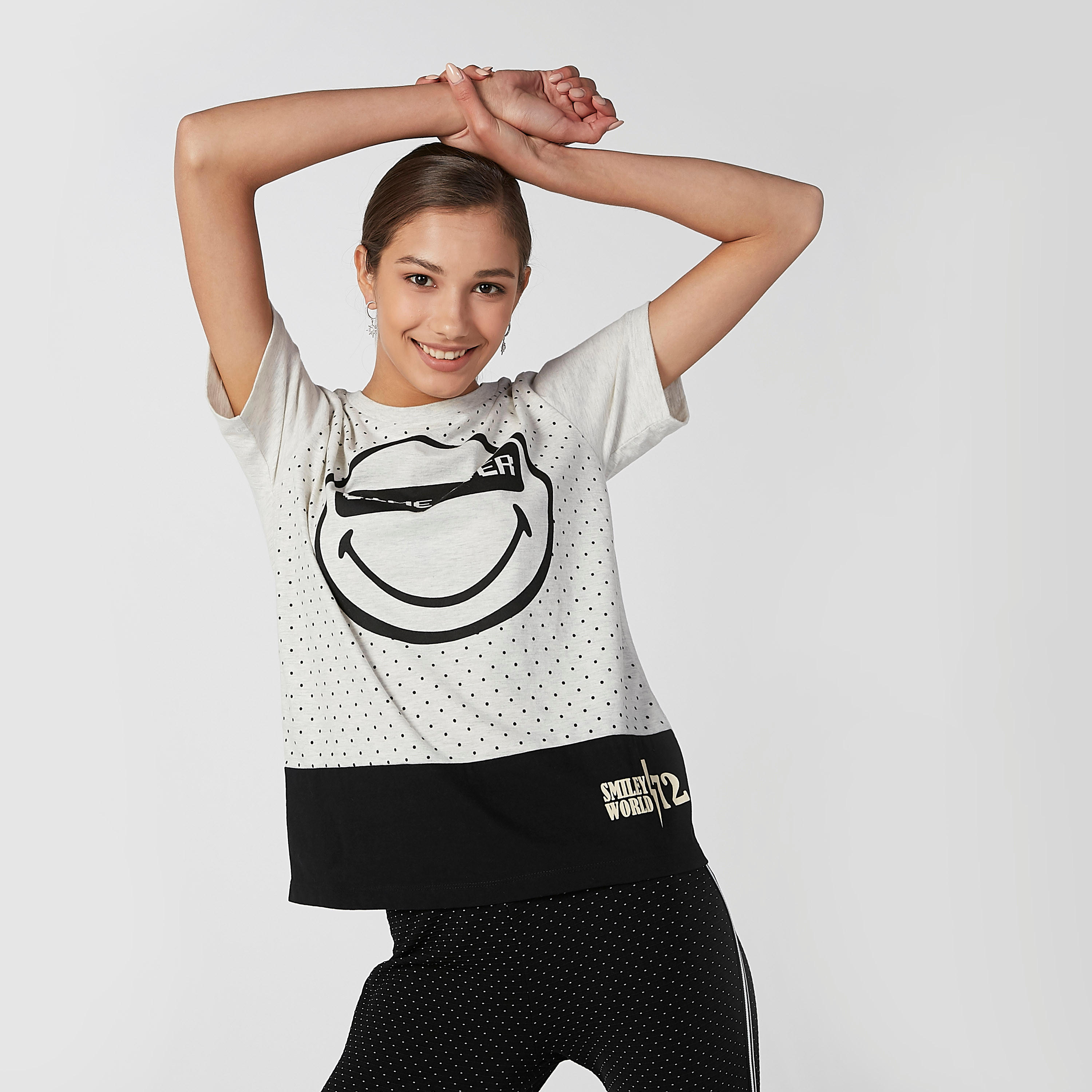 تيشيرت مستدام بياقة مستديرة وطبعات سمايلي وورلد -women-clothing-tshirts-image-2