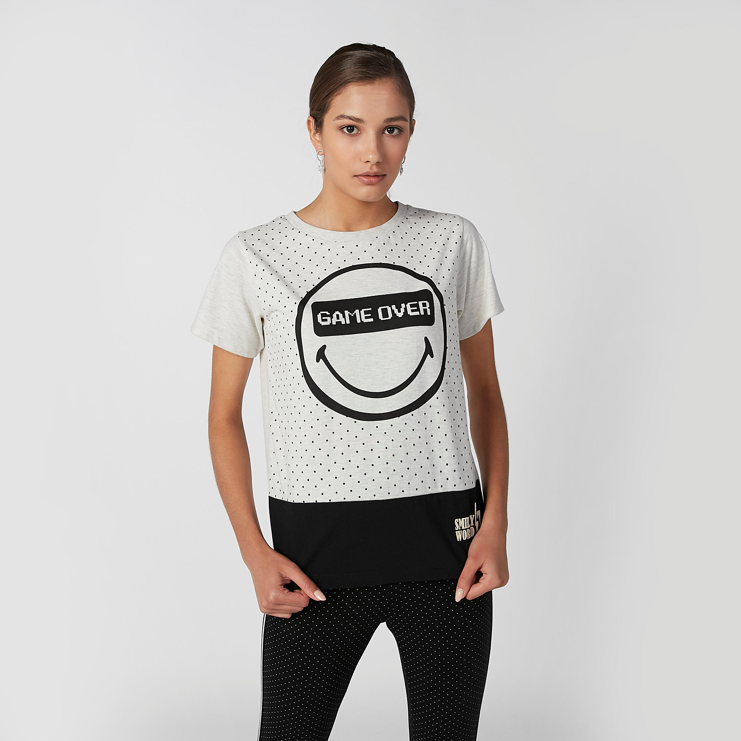 تيشيرت مستدام بياقة مستديرة وطبعات سمايلي وورلد -women-clothing-tshirts-image-3