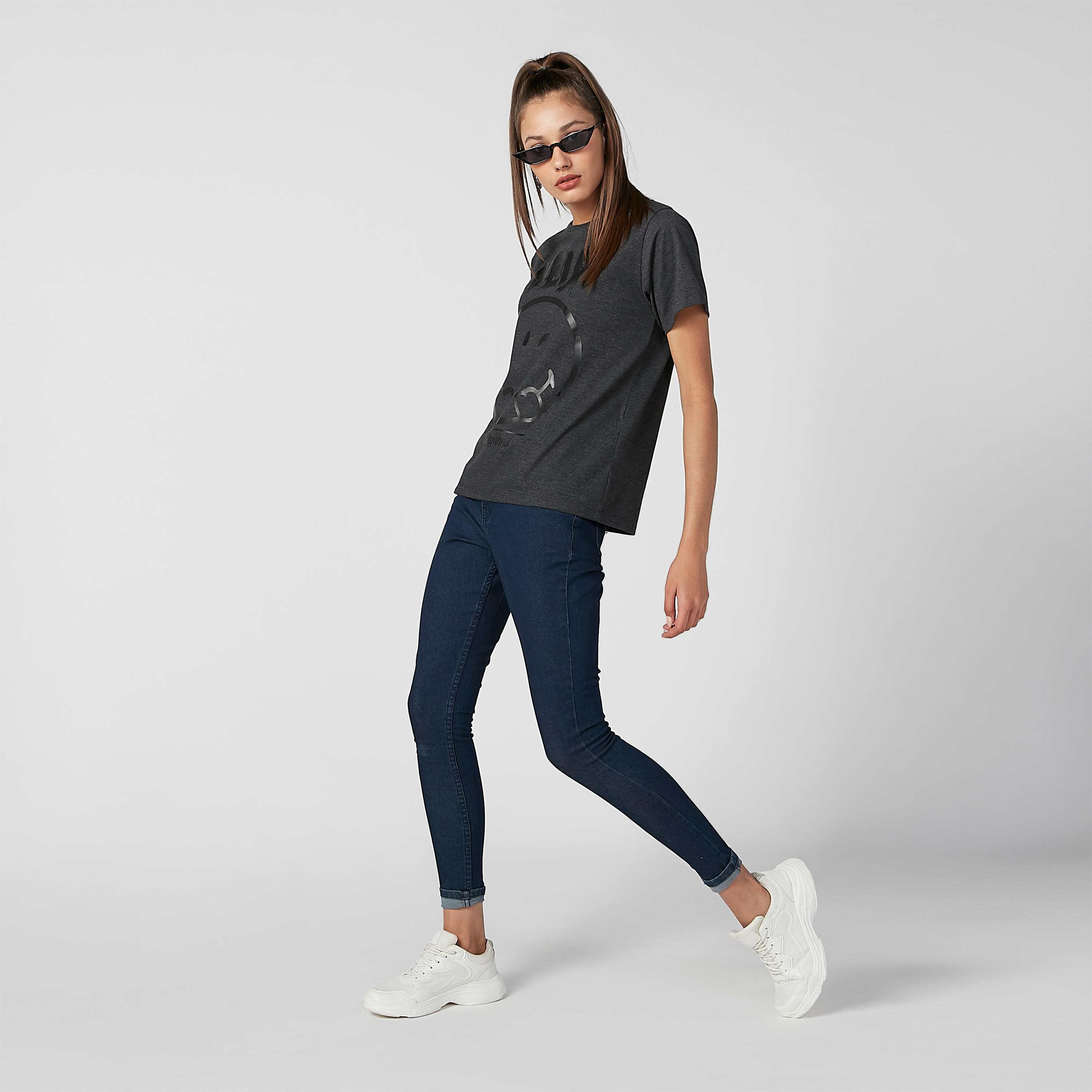 تيشيرت مستدام بياقة مستديرة وطبعات سمايلي وورلد-women-clothing-tshirts-image-1