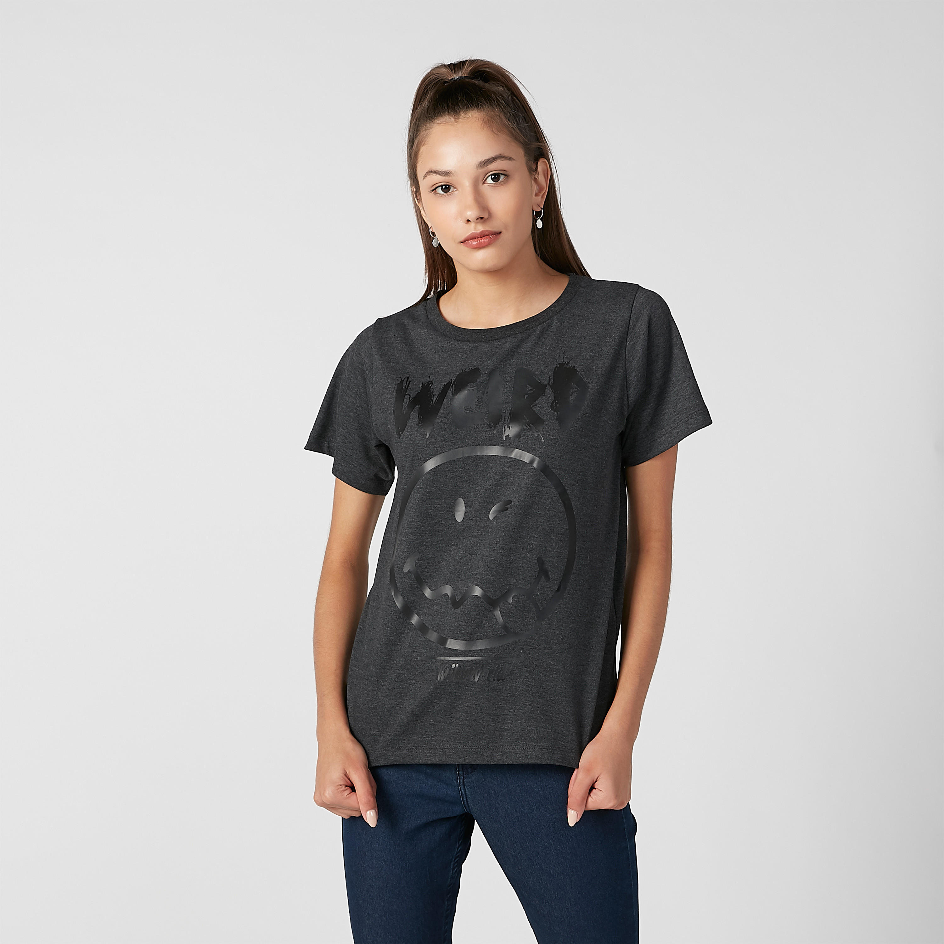 تيشيرت مستدام بياقة مستديرة وطبعات سمايلي وورلد-women-clothing-tshirts-image-2