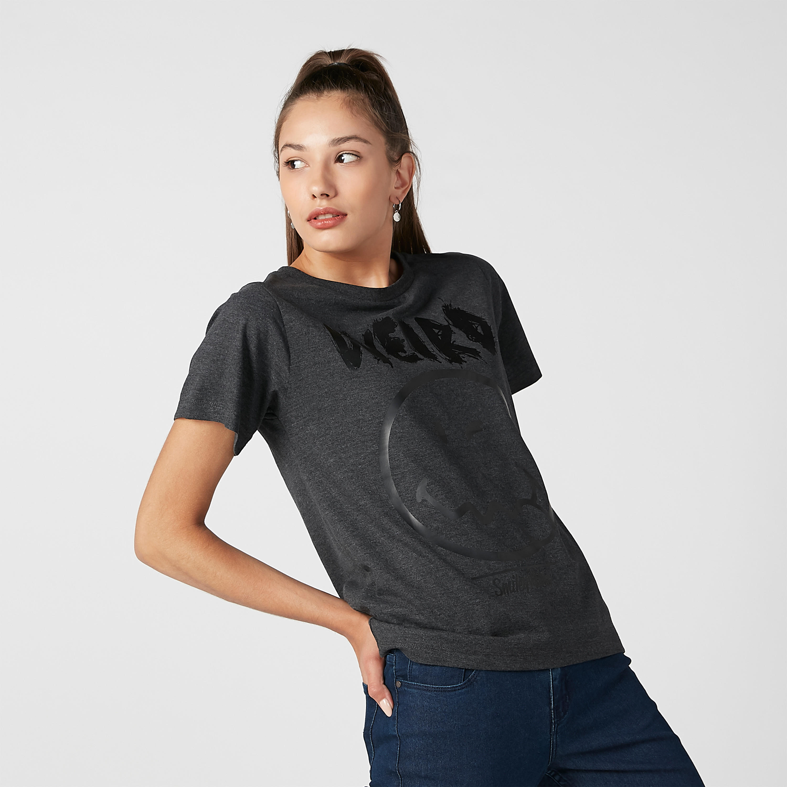 تيشيرت مستدام بياقة مستديرة وطبعات سمايلي وورلد-women-clothing-tshirts-image-3
