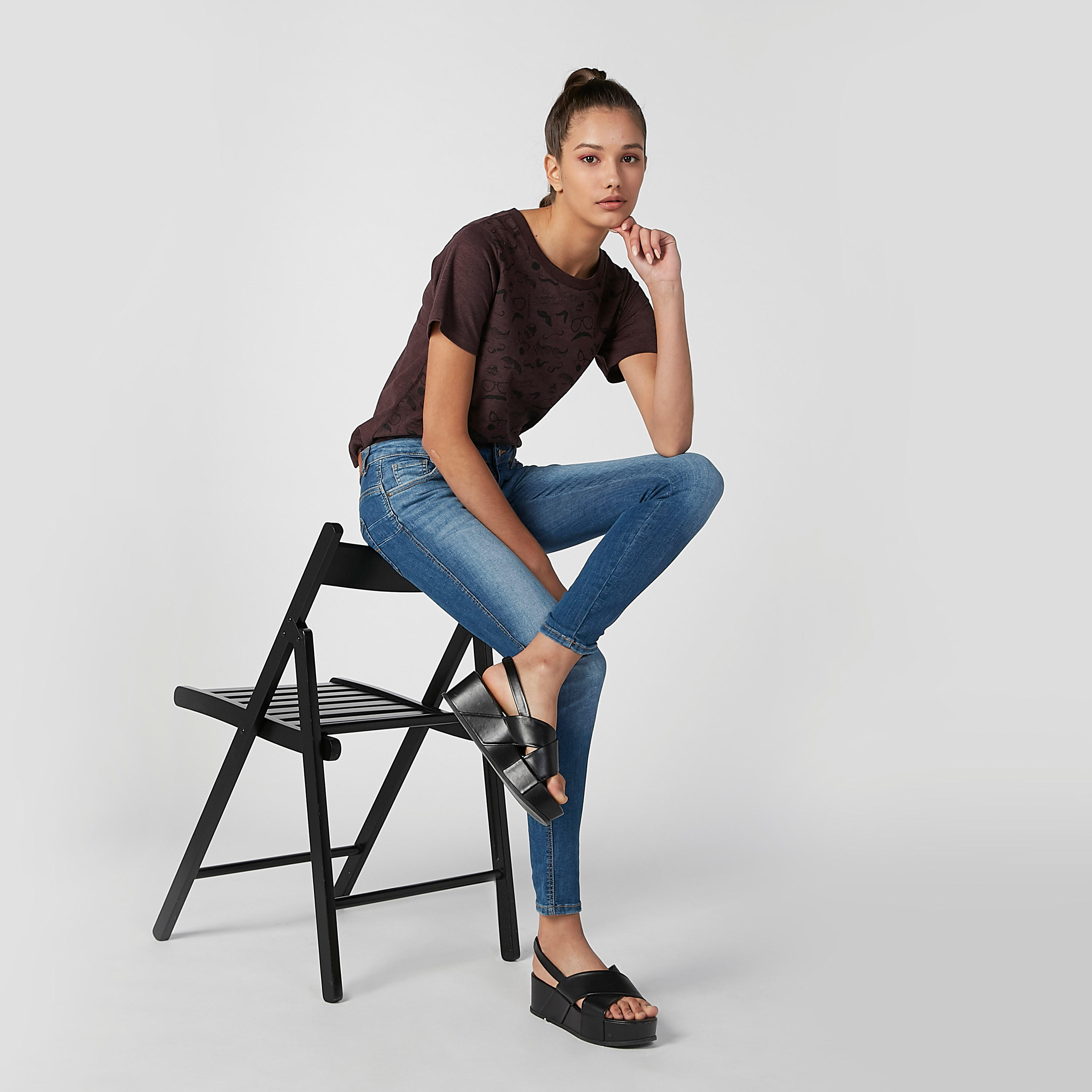 تيشيرت مستدام بياقة مستديرة وطبعات سمايلي وورلد -women-clothing-tshirts-image-2