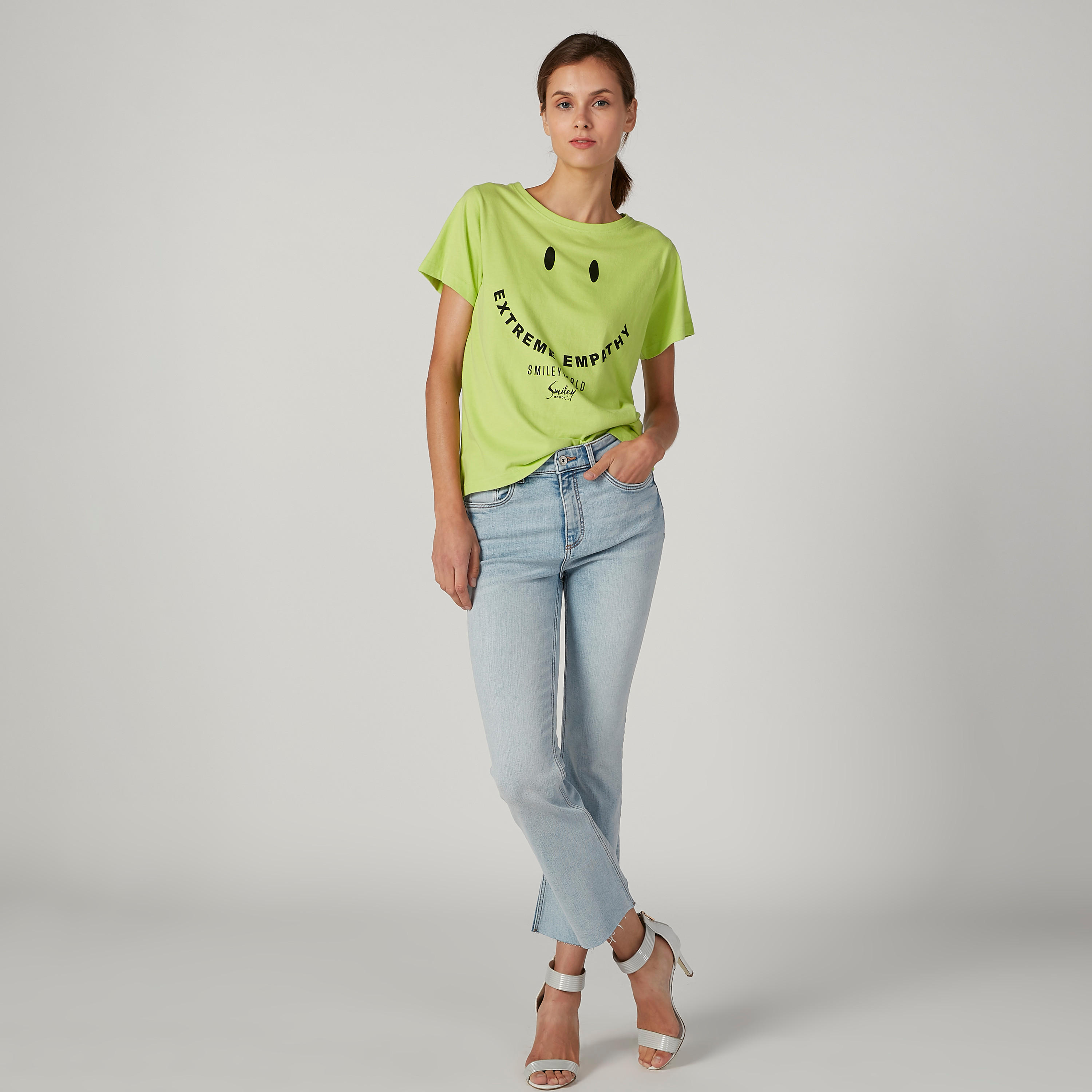 تيشيرت بياقة مستديرة وأكمام قصيرة وطبعات سمايلي وورلد-women-clothing-tshirts-image-2