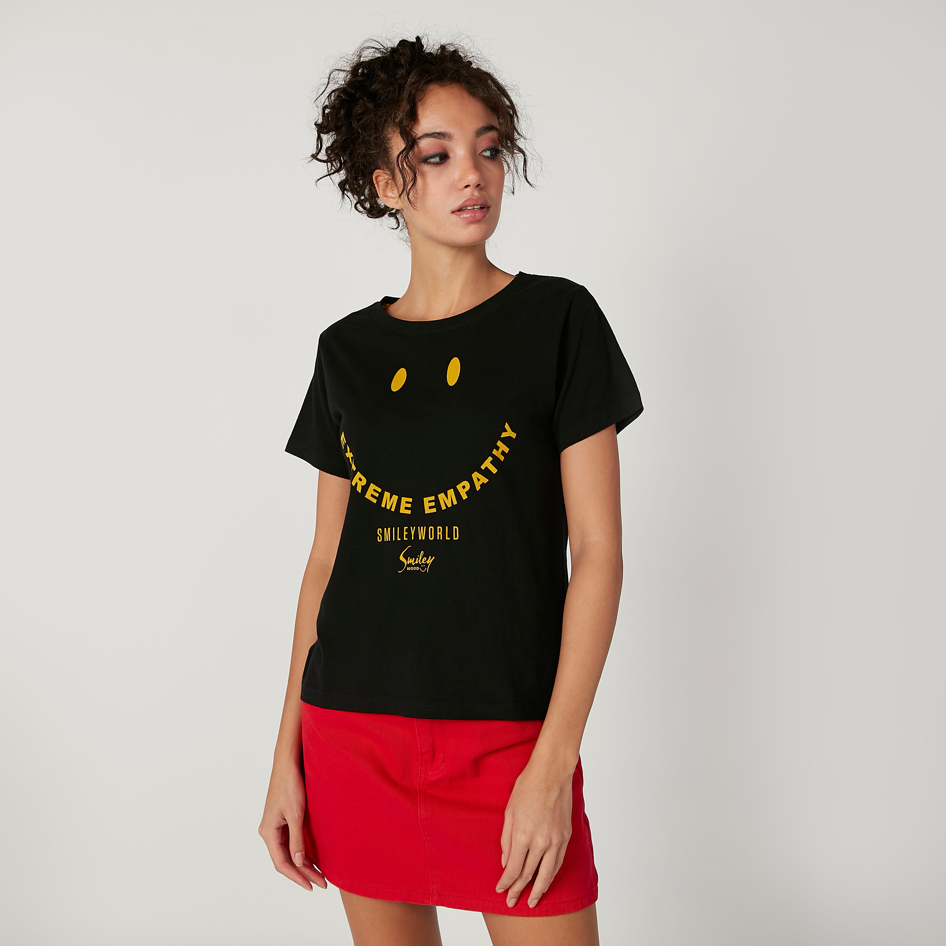 تيشيرت بياقة مستديرة وأكمام قصيرة وطبعات سمايلي وورلد-women-clothing-tshirts-image-1
