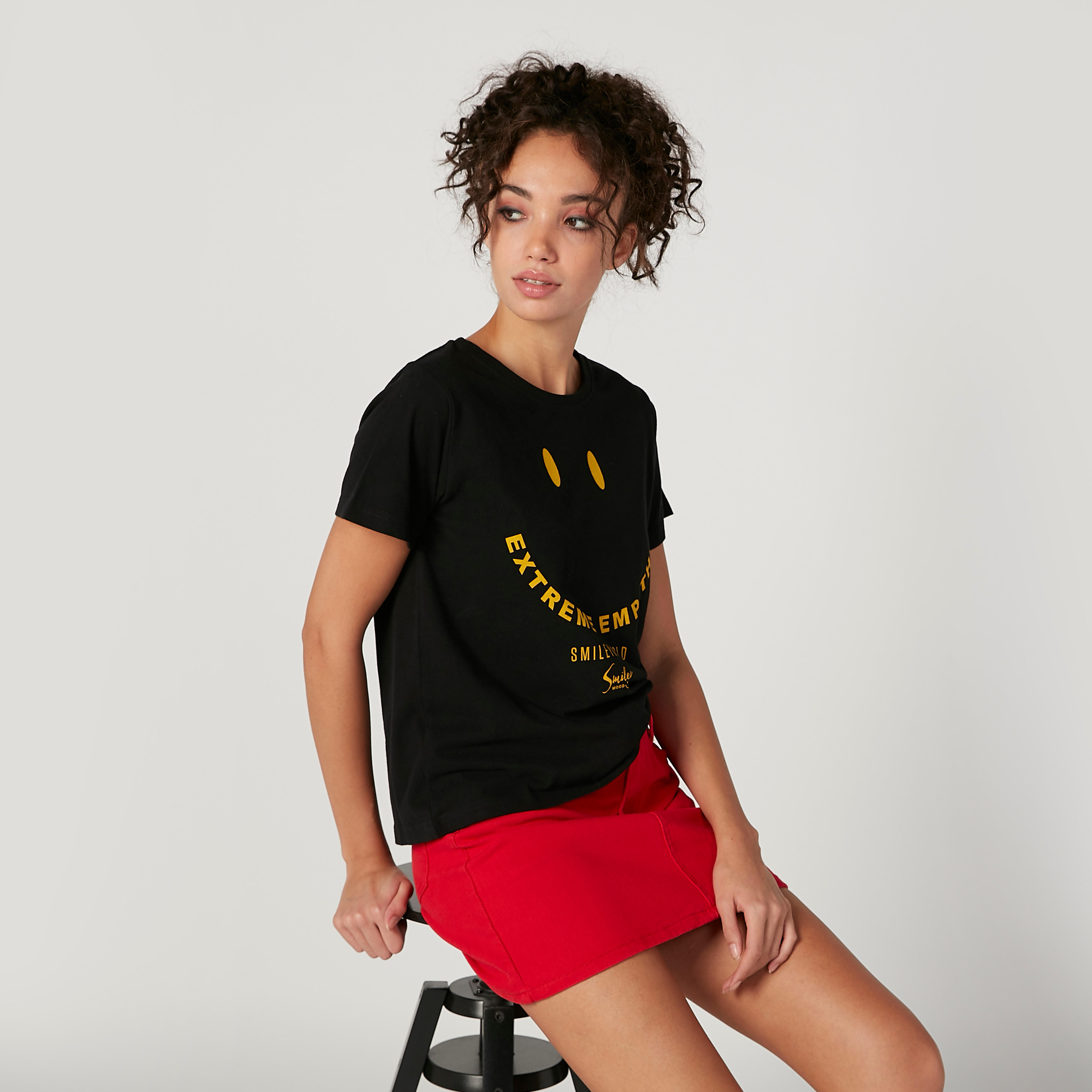 تيشيرت بياقة مستديرة وأكمام قصيرة وطبعات سمايلي وورلد-women-clothing-tshirts-image-3