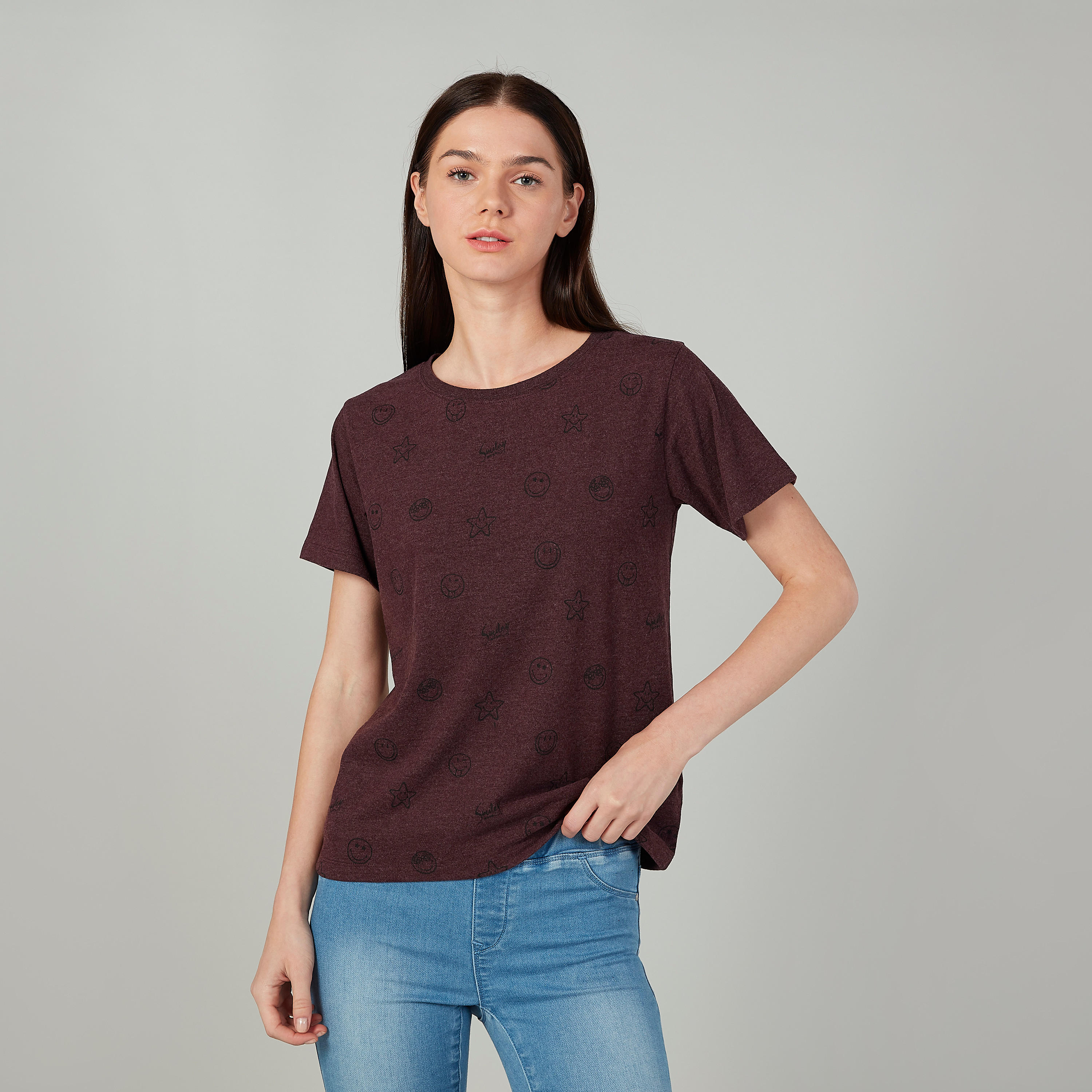 بلوزة مستدامة بأكمام قصيرة وطبعات سمايلي وورلد -women-clothing-tshirts-image-4