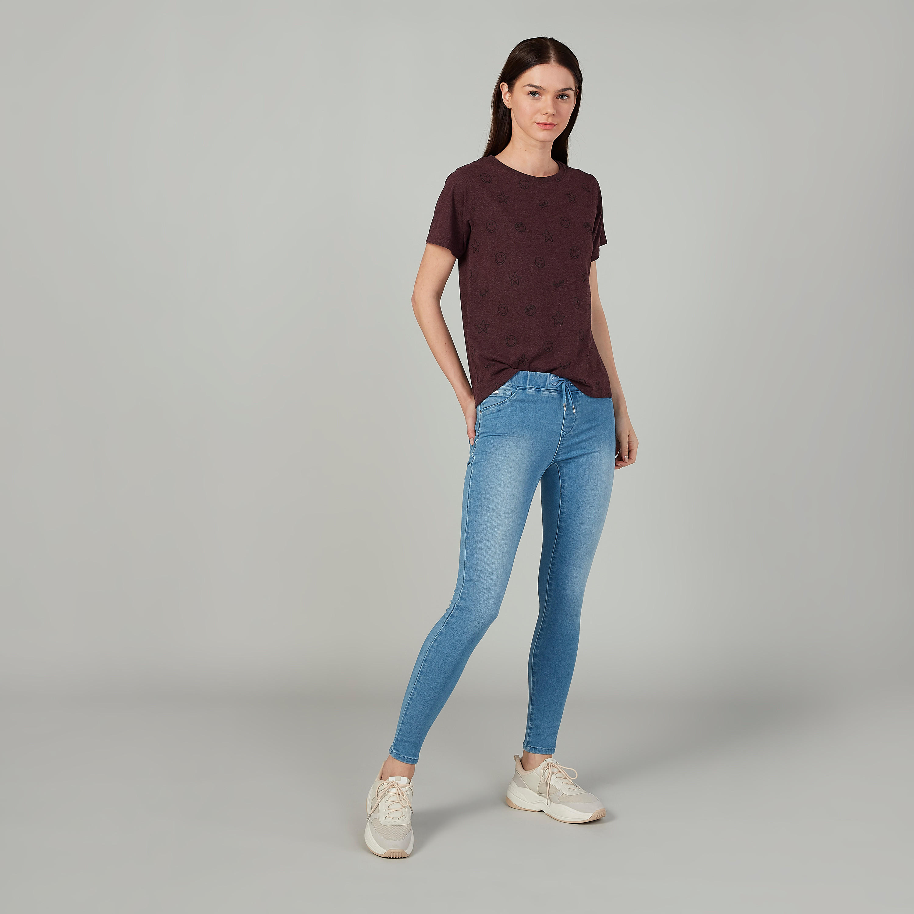 بلوزة مستدامة بأكمام قصيرة وطبعات سمايلي وورلد -women-clothing-tshirts-image-3
