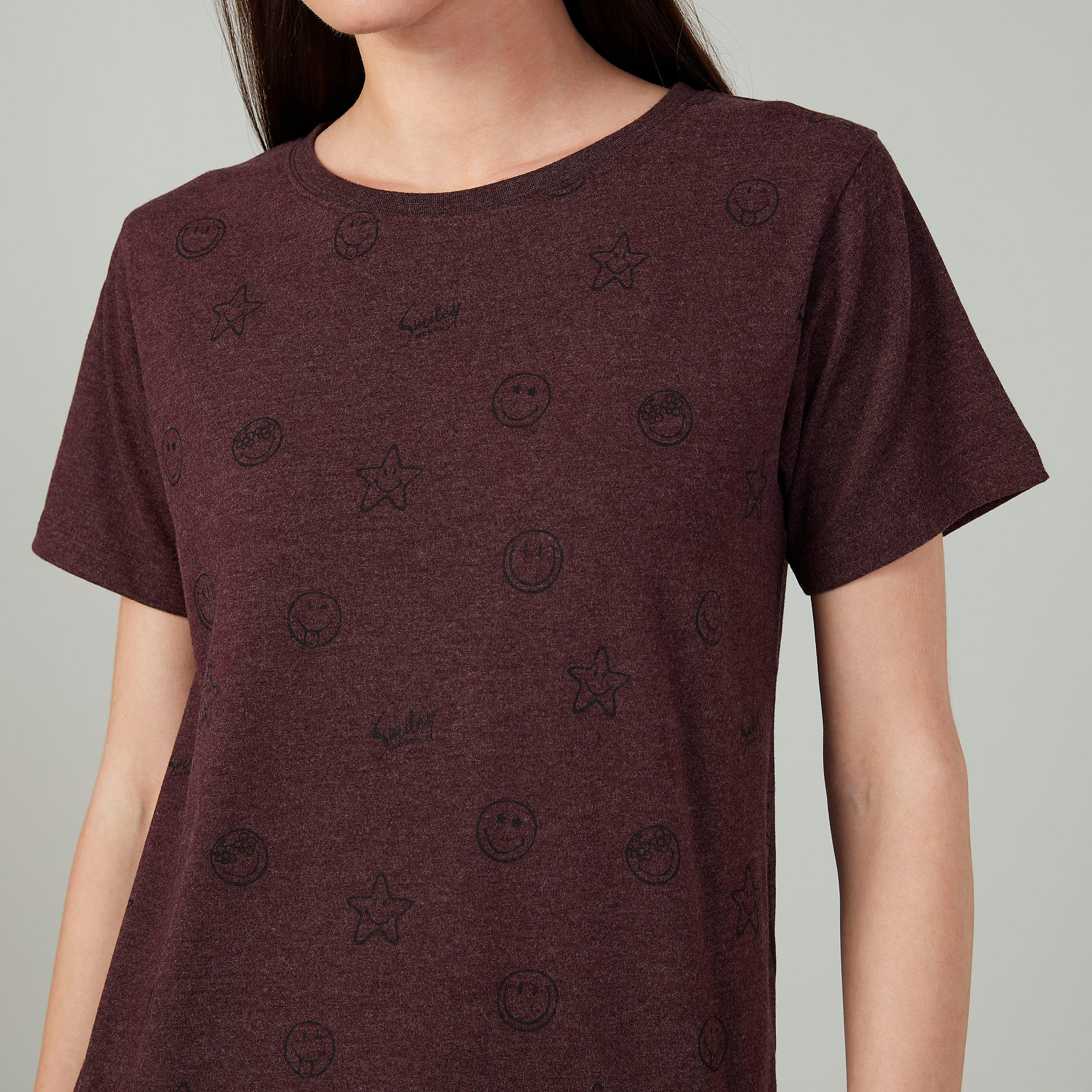 بلوزة مستدامة بأكمام قصيرة وطبعات سمايلي وورلد -women-clothing-tshirts-image-2