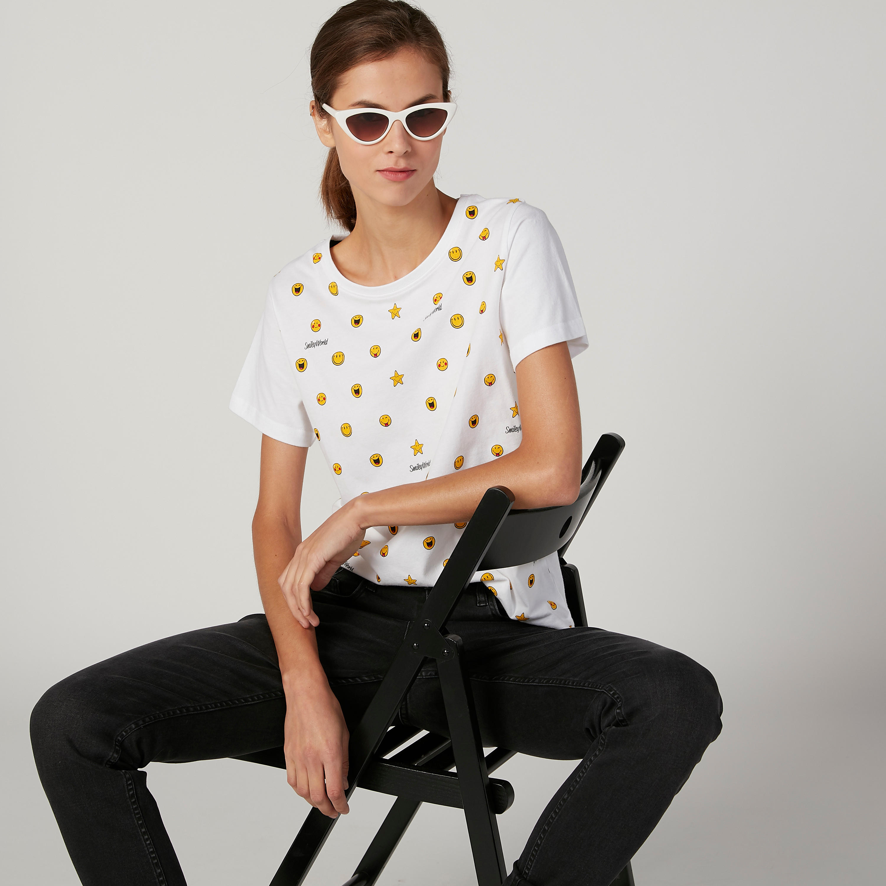 تيشيرت بياقة مستديرة وأكمام قصيرة وطبعات سمايلي وورلد-women-clothing-tshirts-image-2