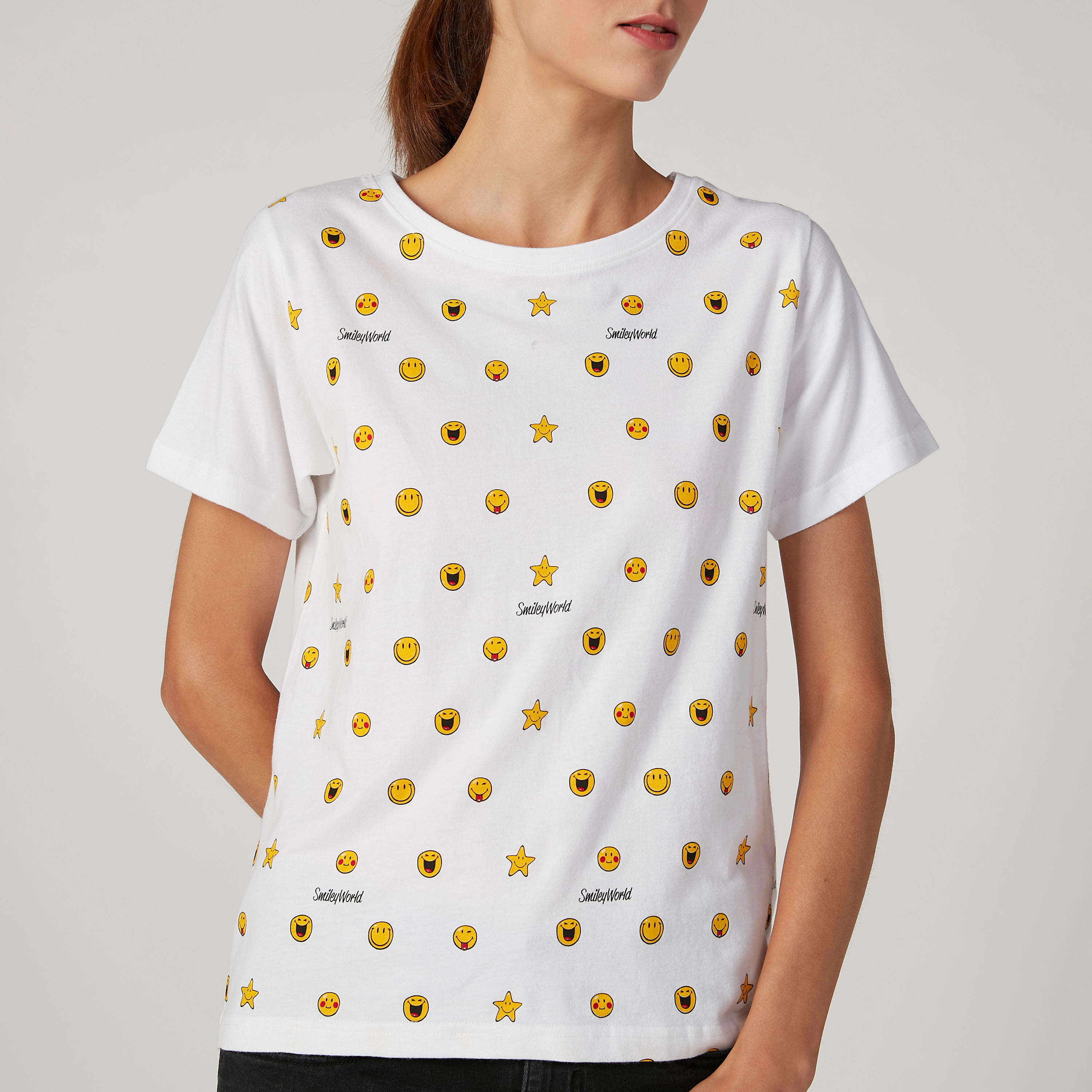 تيشيرت بياقة مستديرة وأكمام قصيرة وطبعات سمايلي وورلد-women-clothing-tshirts-image-3