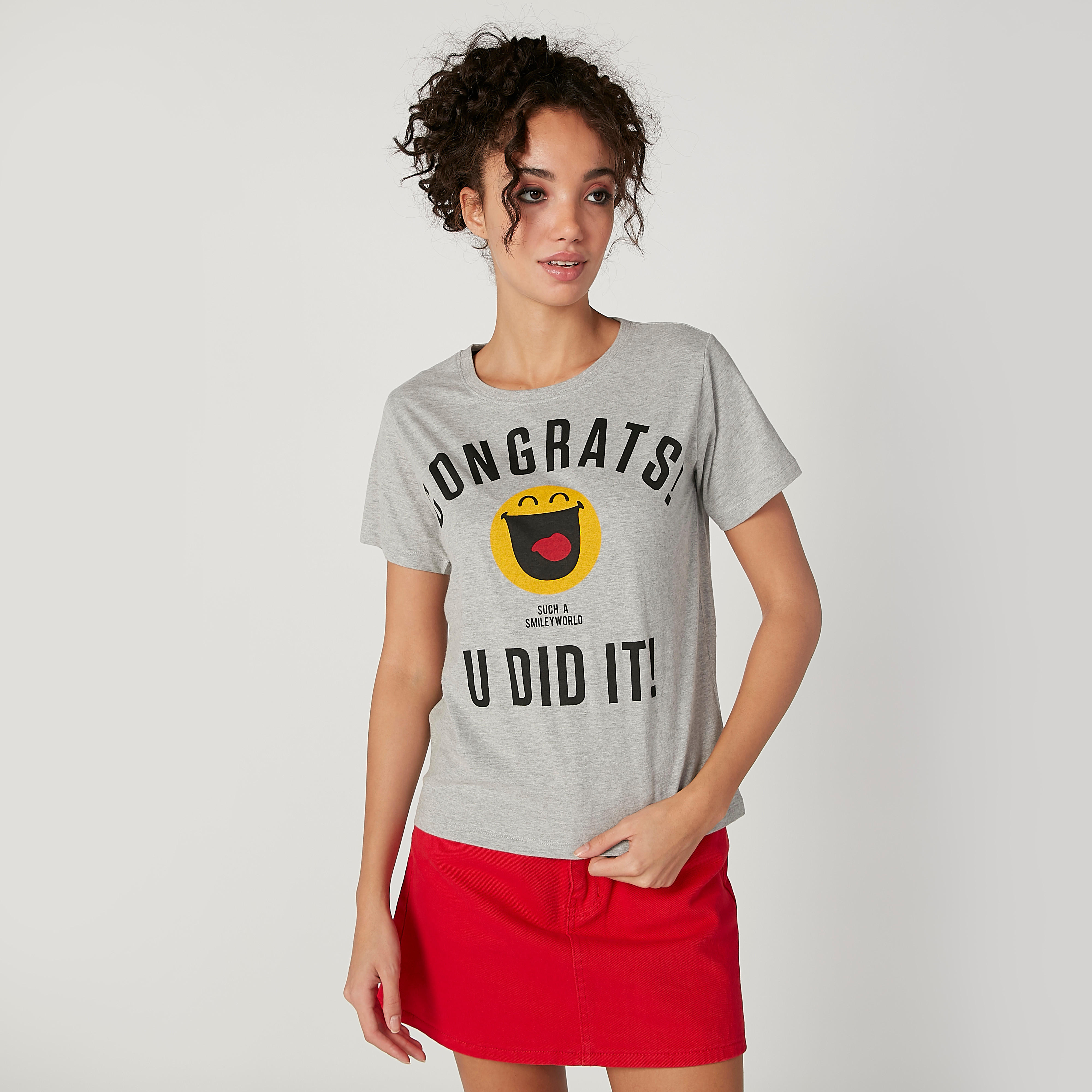 تيشيرت بياقة مستديرة وأكمام قصيرة وطبعات سمايلي وورلد-women-clothing-tshirts-image-3
