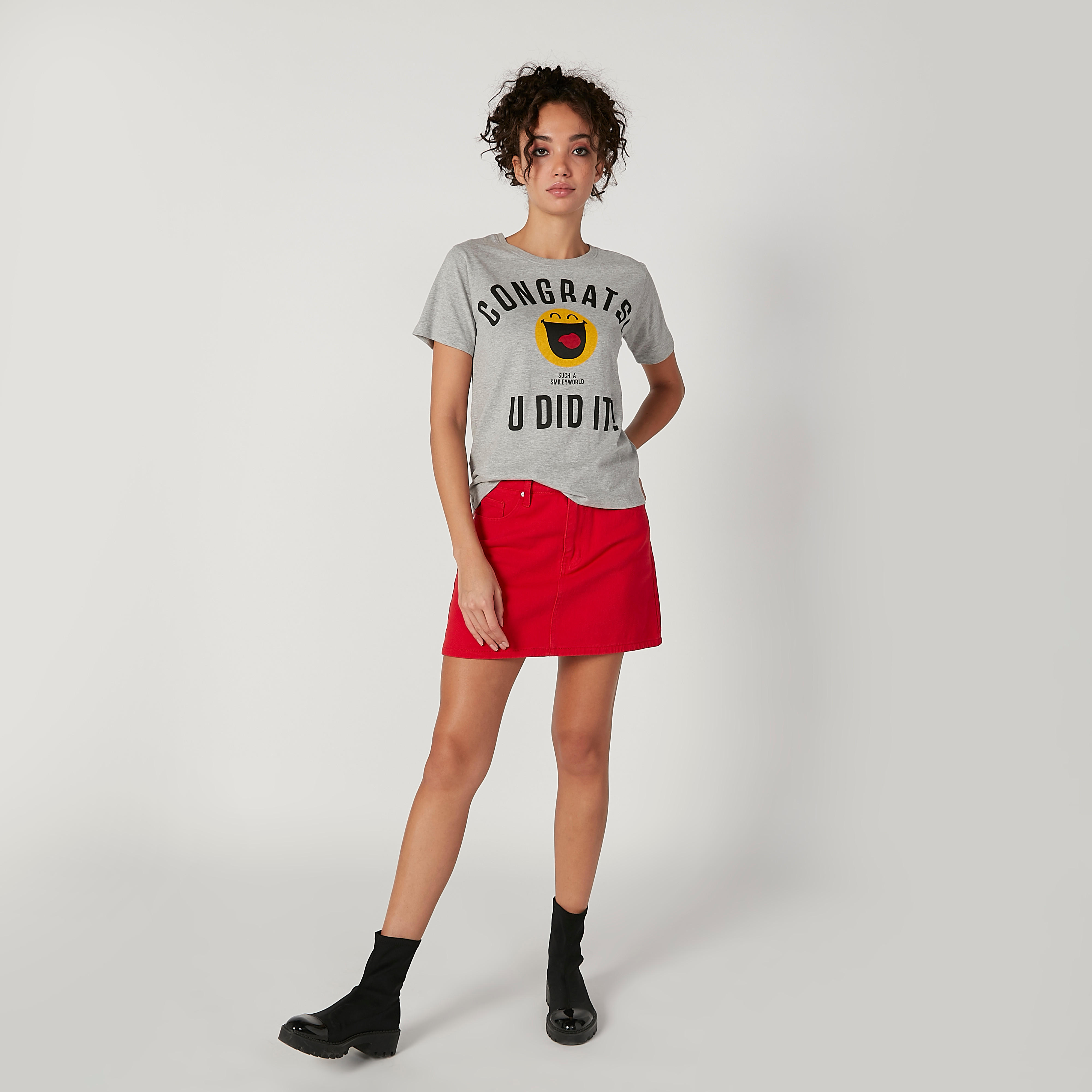 تيشيرت بياقة مستديرة وأكمام قصيرة وطبعات سمايلي وورلد-women-clothing-tshirts-image-1