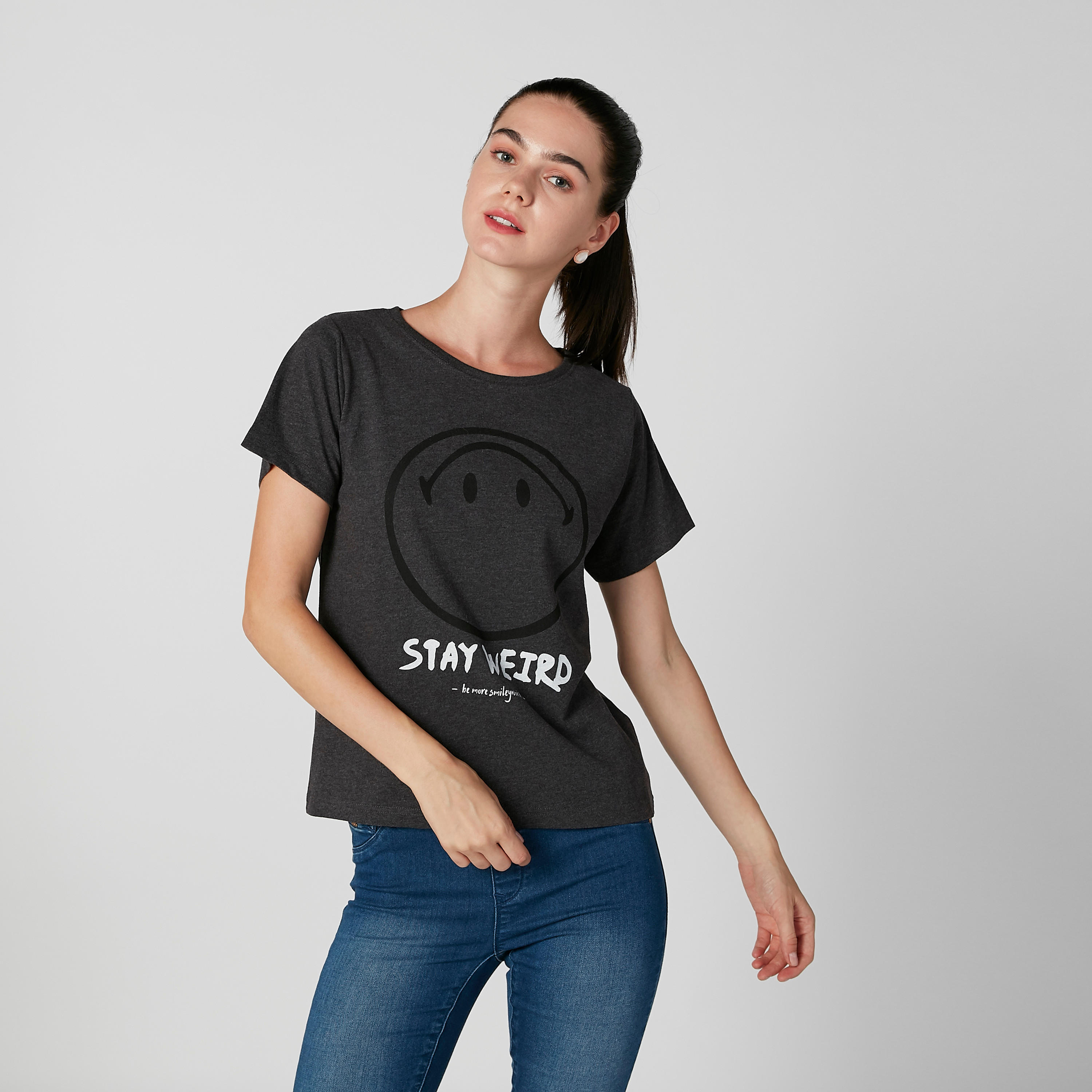 تيشيرت مستدام بياقة مستديرة وطبعات سمايلي وورلد-women-clothing-tshirts-image-1