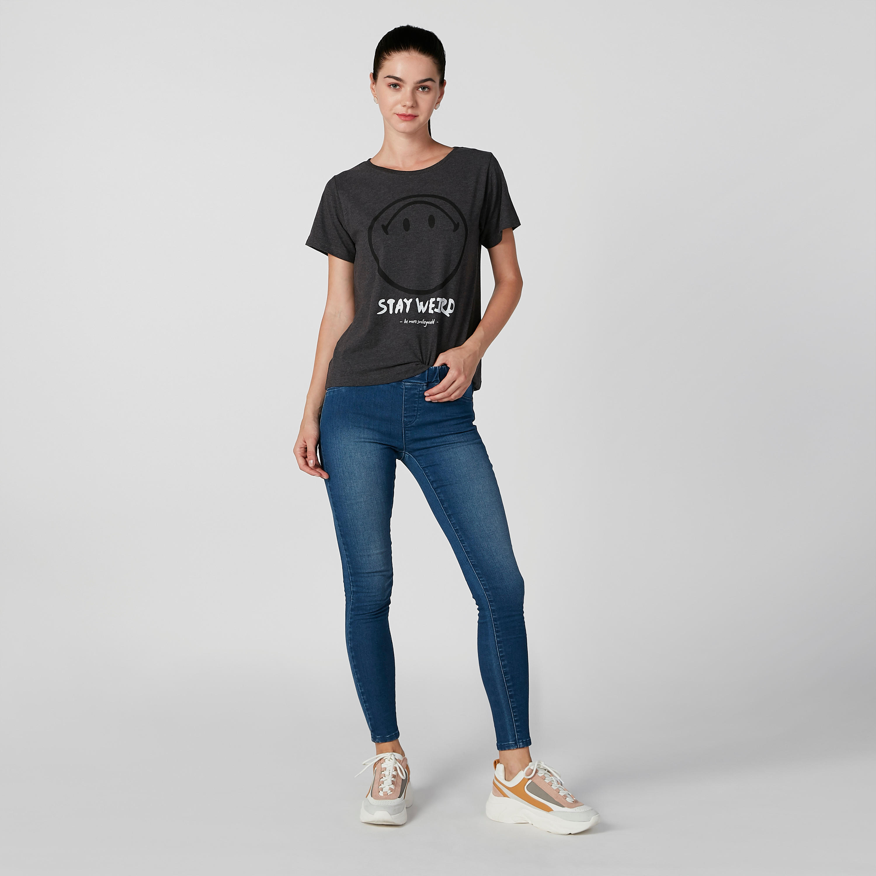 تيشيرت مستدام بياقة مستديرة وطبعات سمايلي وورلد-women-clothing-tshirts-image-2