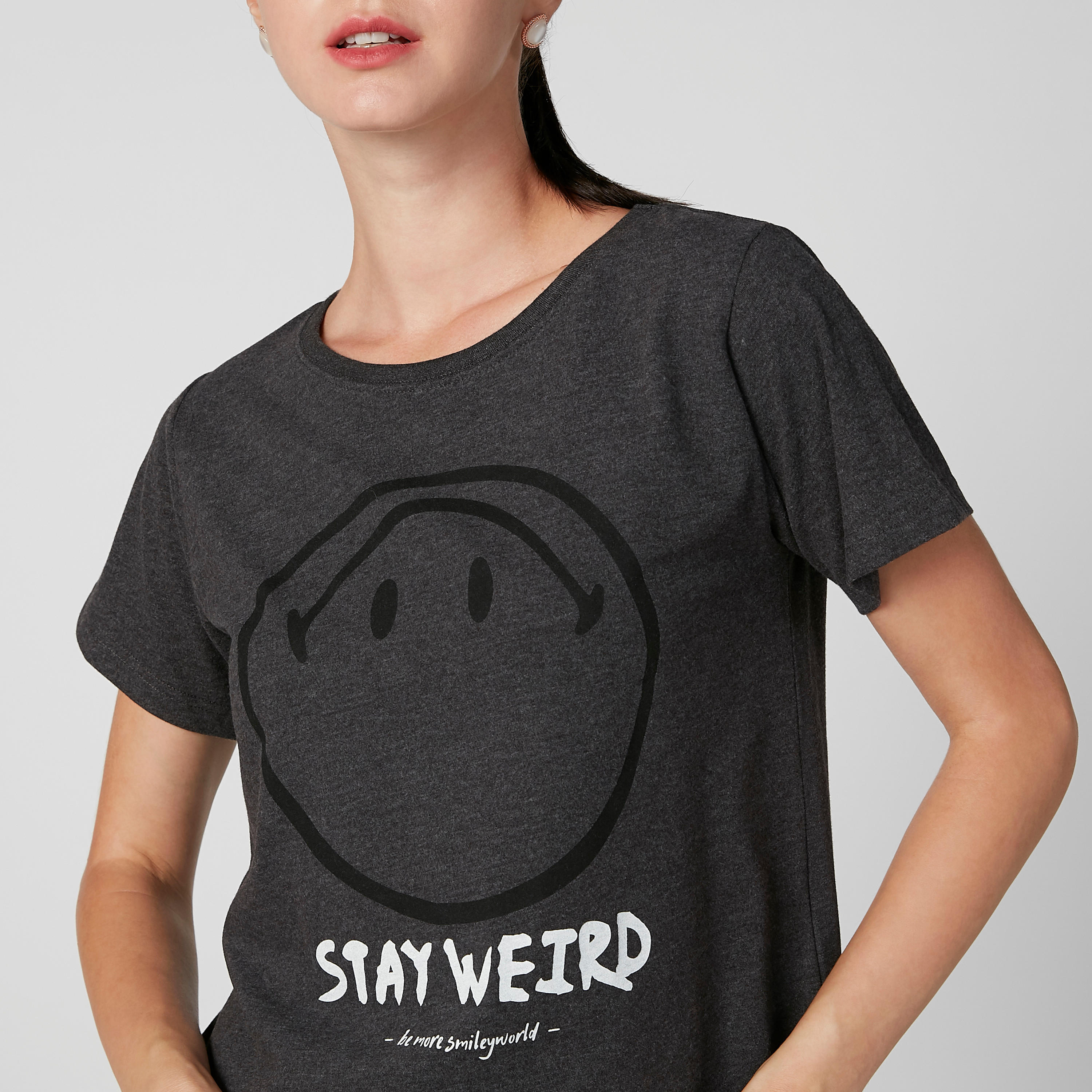 تيشيرت مستدام بياقة مستديرة وطبعات سمايلي وورلد-women-clothing-tshirts-image-3