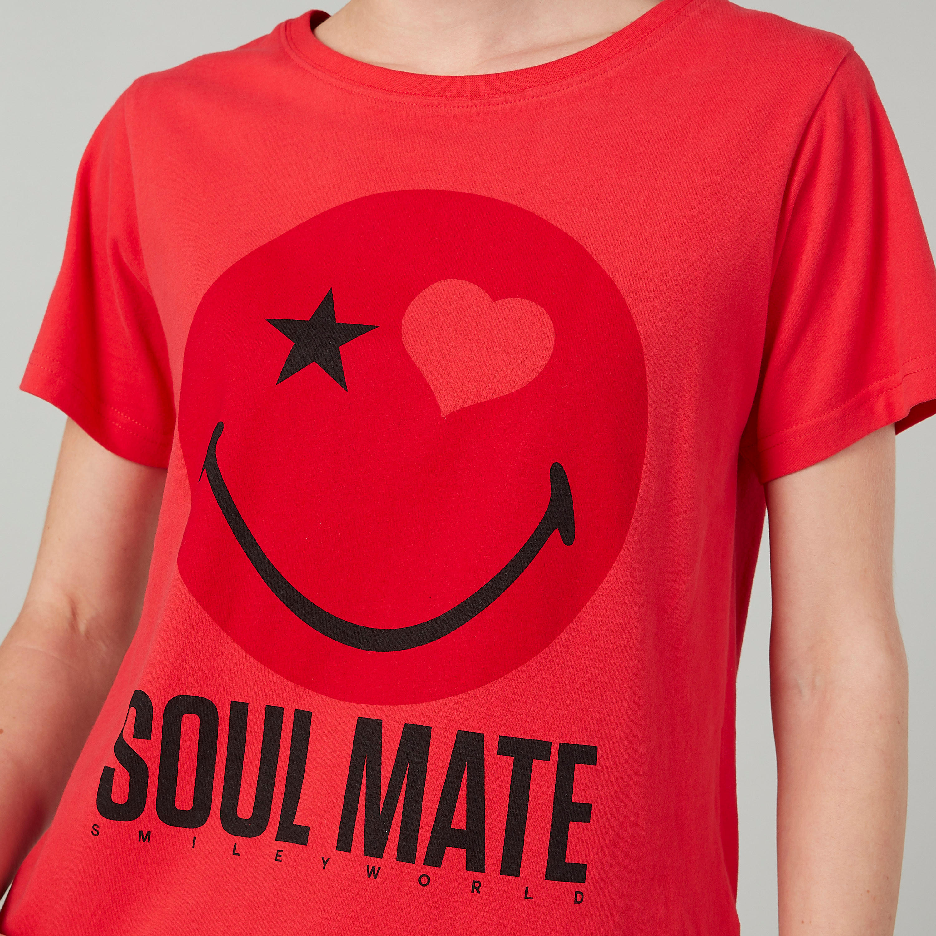 تيشيرت مستدام بأكمام قصيرة وطبعات سمايلي وورلد -women-clothing-tshirts-image-3