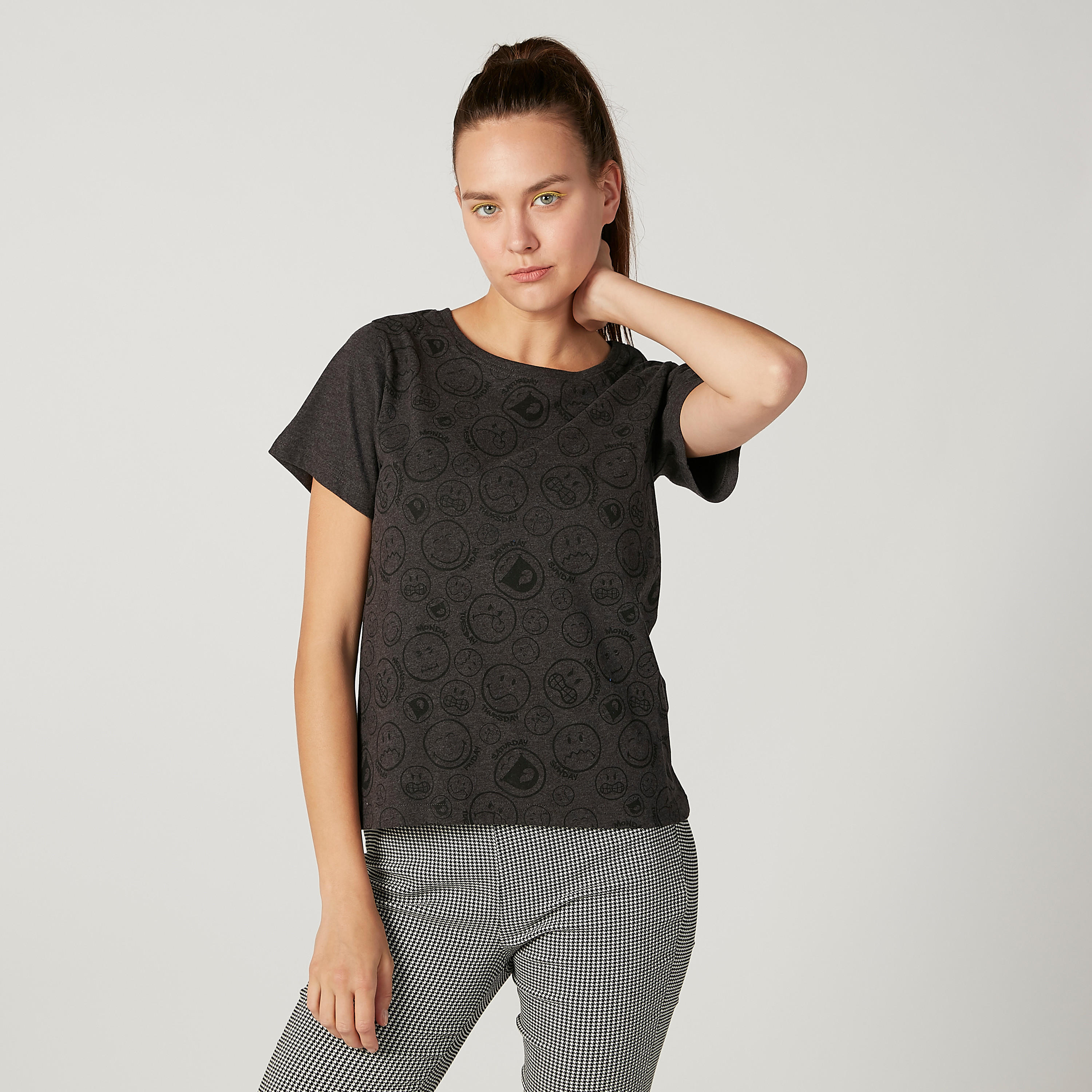 تيشيرت مستدام بياقة ضيّقة وطبعات سمايلي وورلد-women-clothing-tshirts-image-3